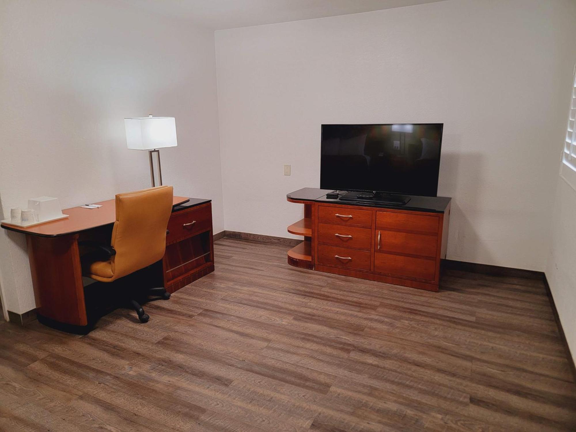 Queen Room with One Queen Bed and Roll-In Shower - Mobility Accessible - Non-Smoking