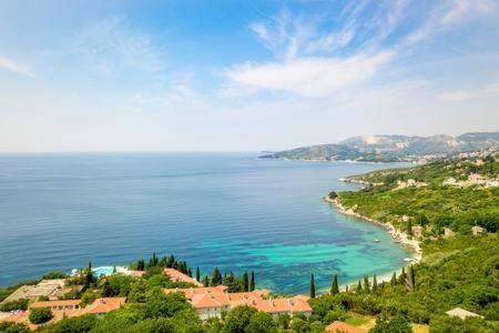 Comfort One Bedroom Apartment with Balcony and Sea View