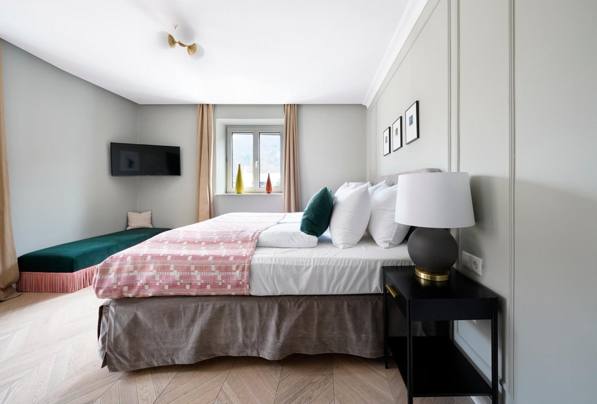 Medium Room