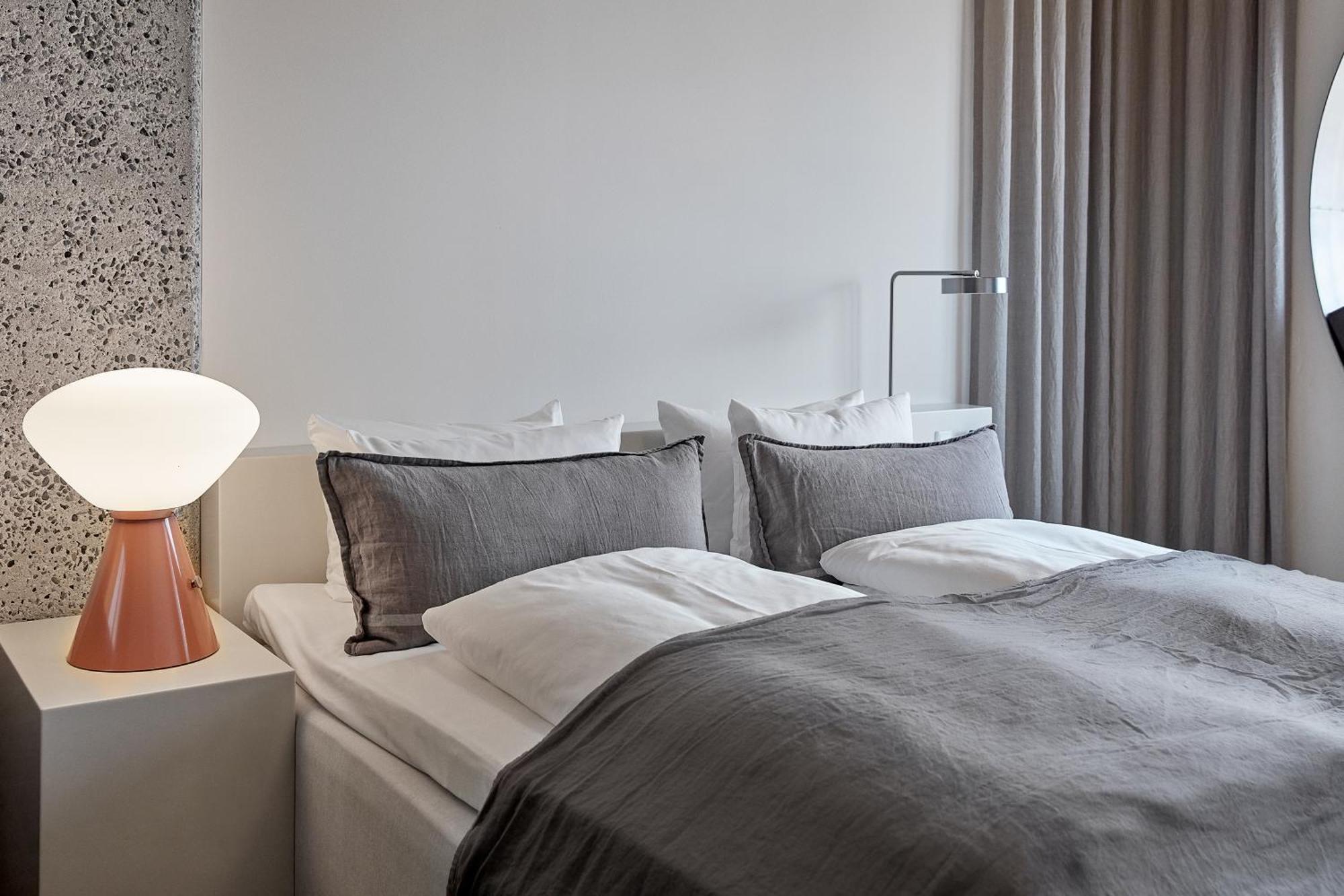 Deluxe Double Room Round Window