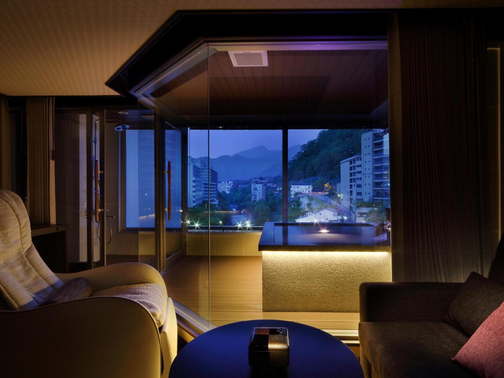 Corner Suite with Two Beds and View Bath