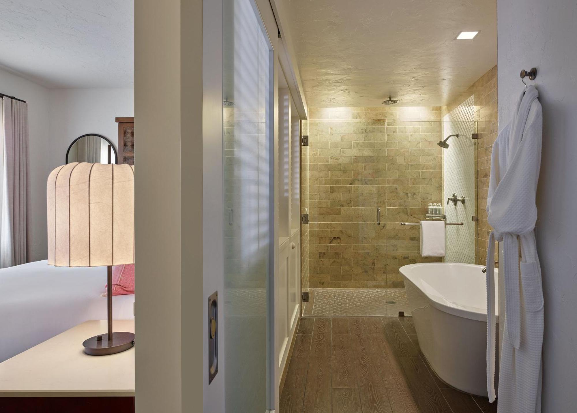 Deluxe Suite mit Kingsize-Bett und Meerblick