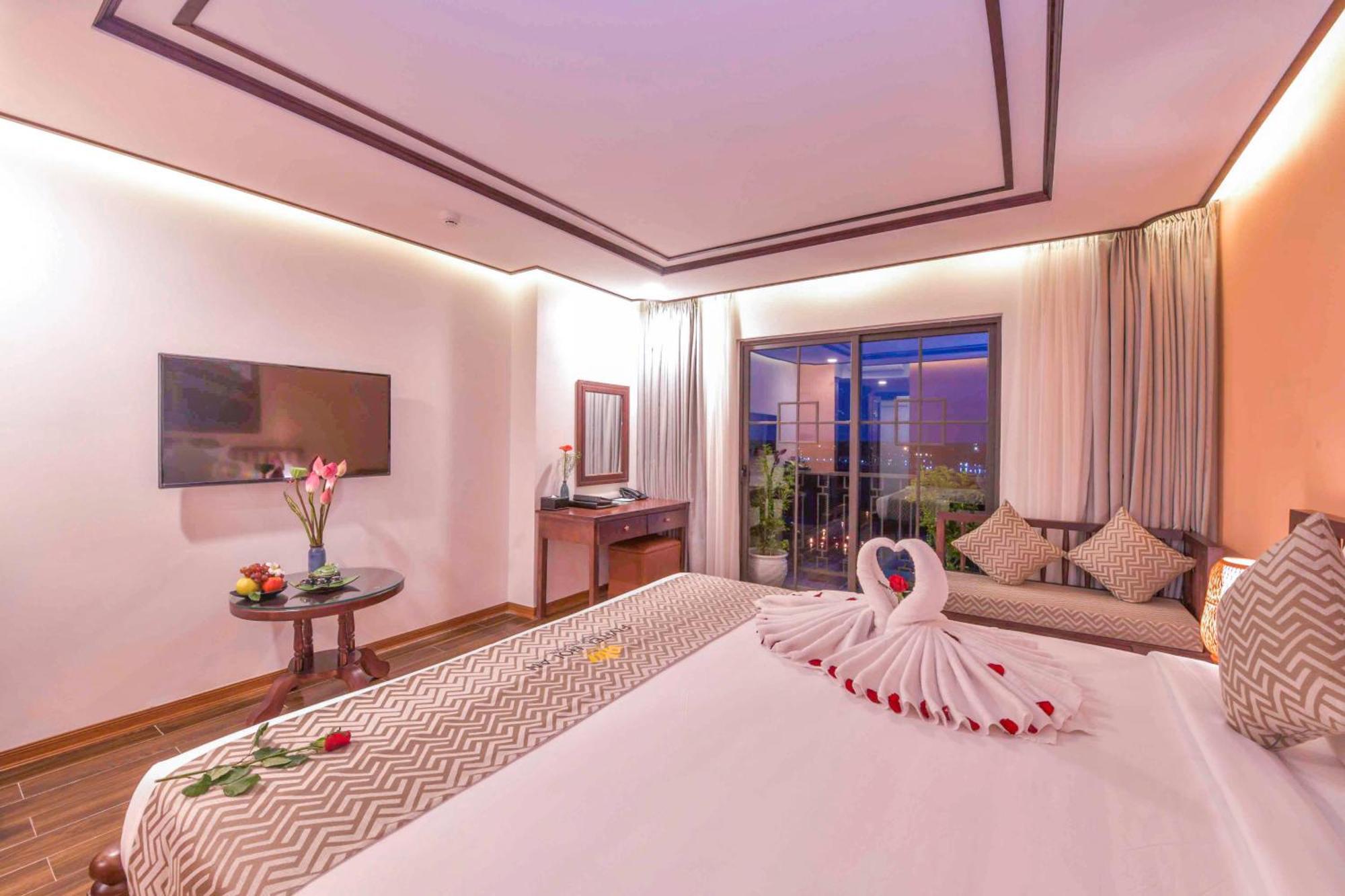 Deluxe Double Room with Partial Ocean View
