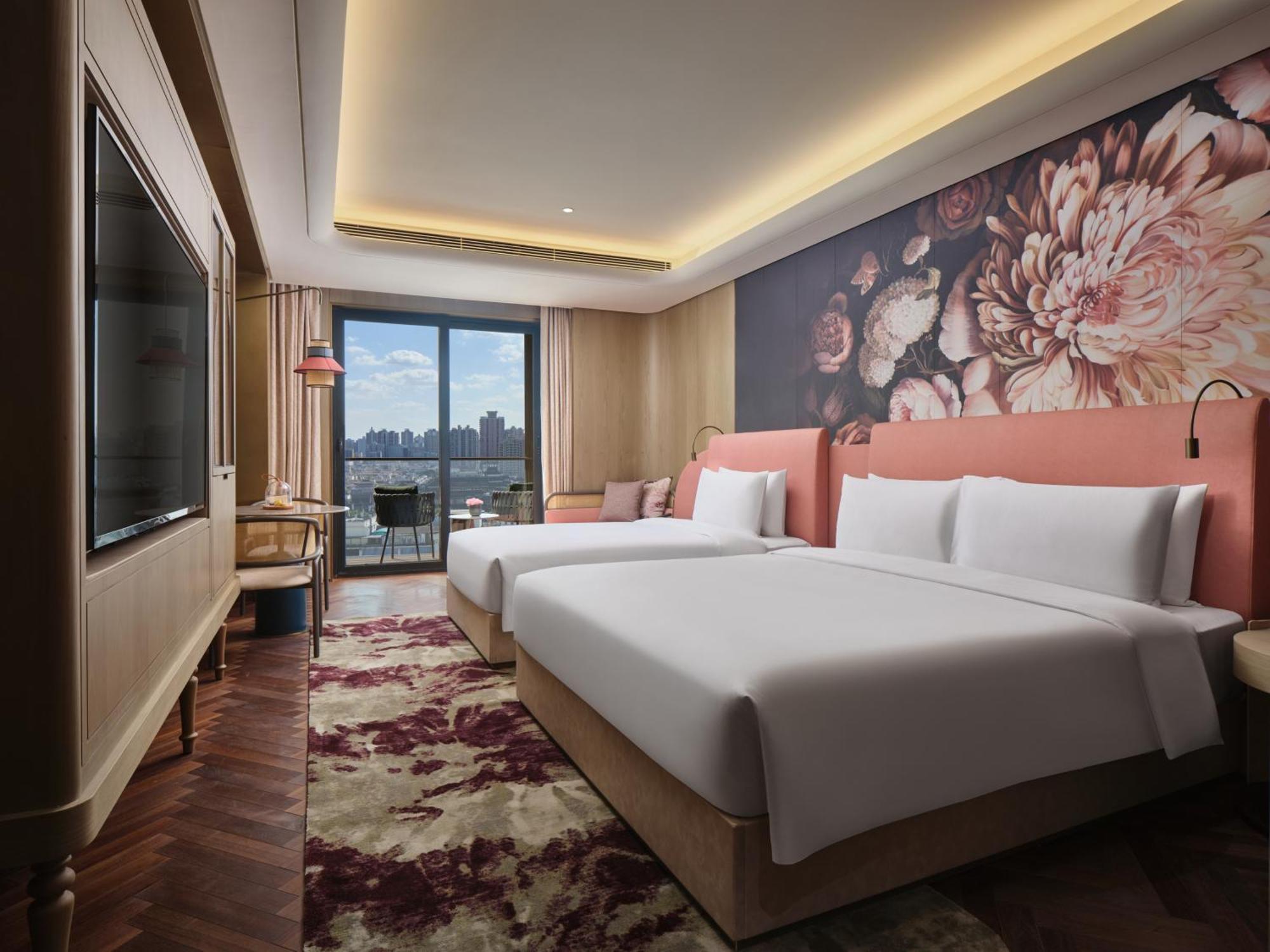 Deluxe Terrace Family Room