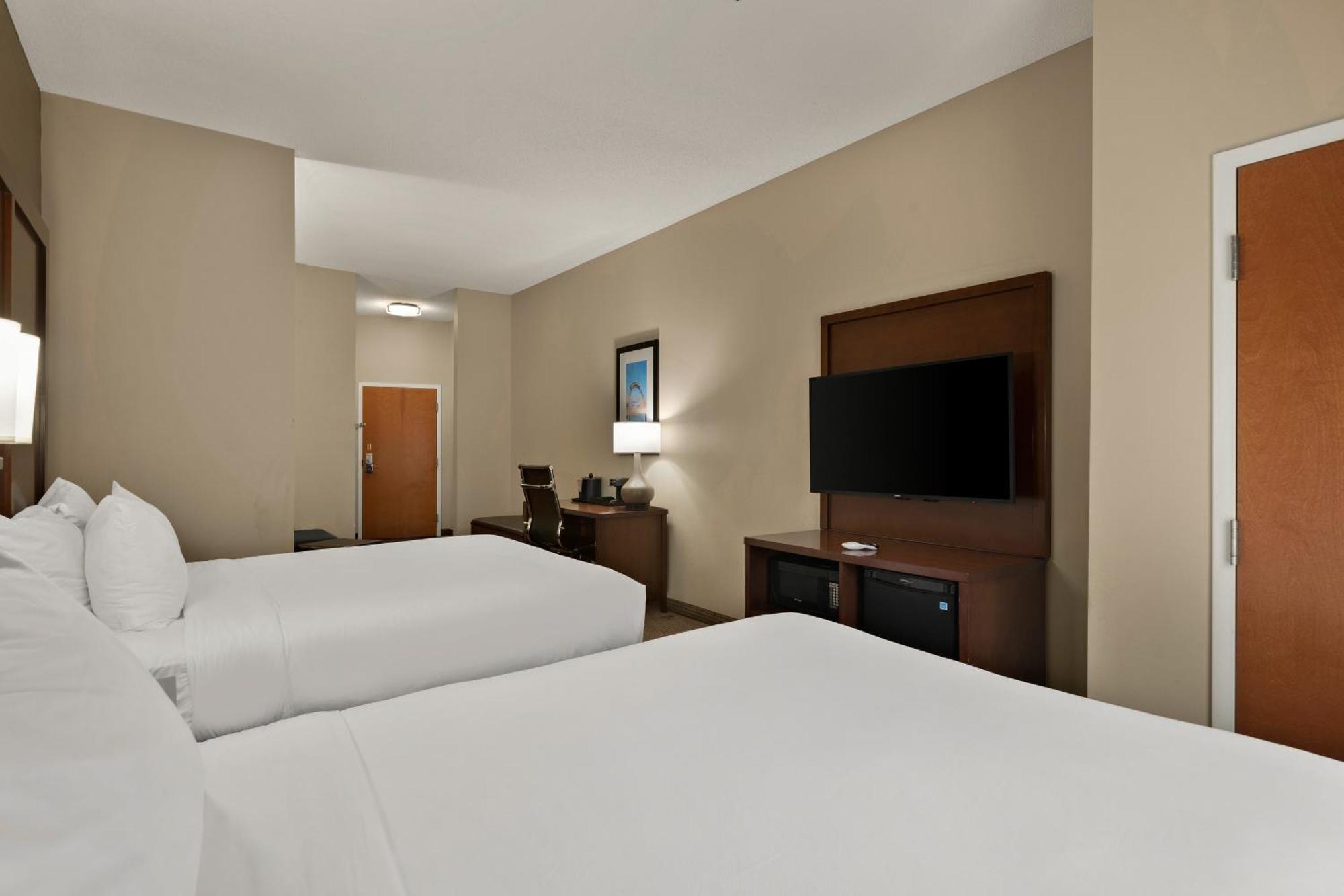 Queen Suite with 2 Queen Beds - Non-Smoking