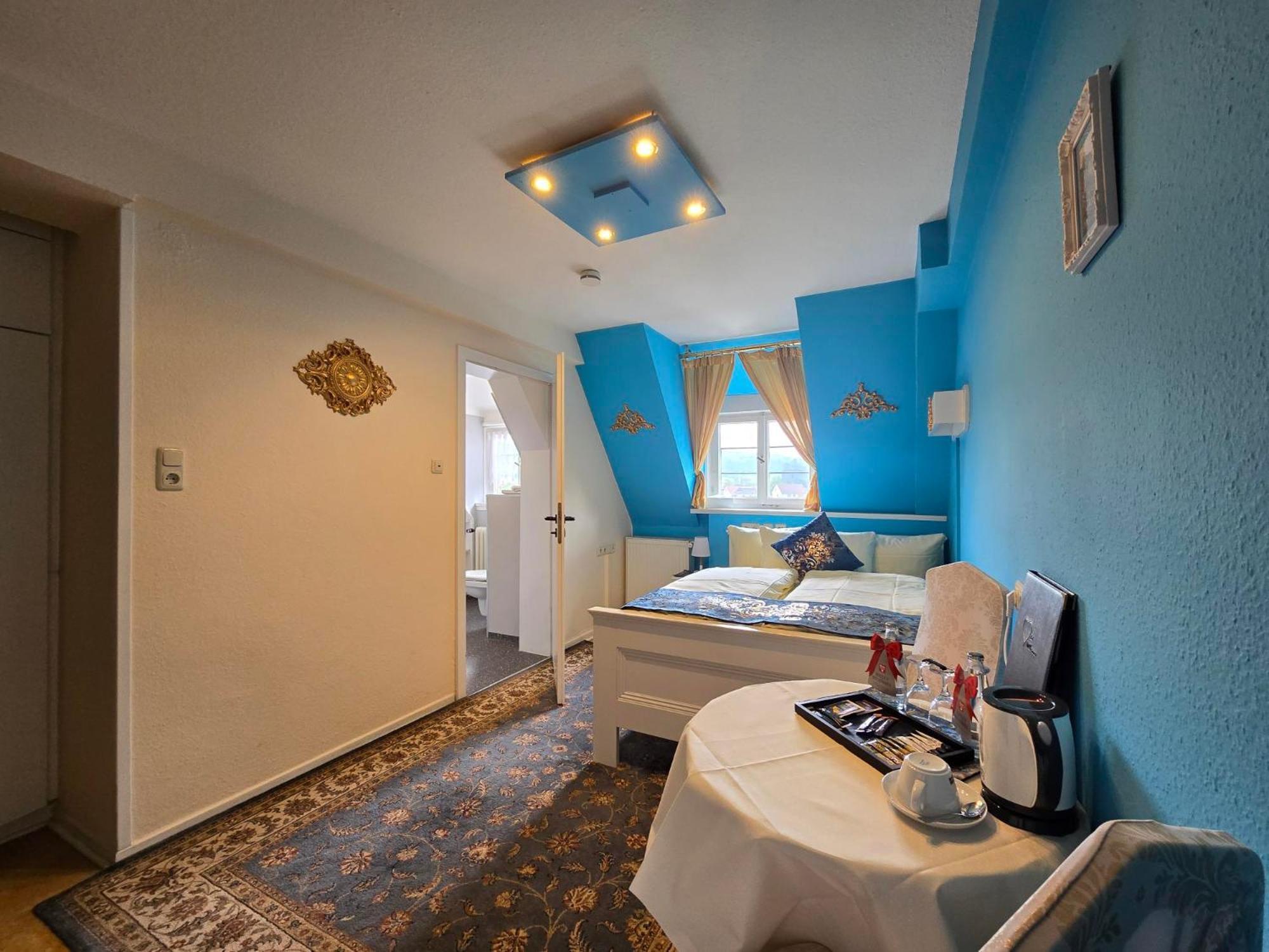 Doppelzimmer mit kleinem Doppelbett