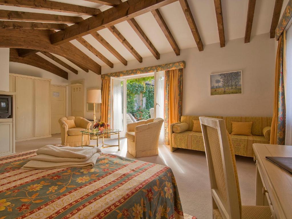 Junior Suite Courtyard View