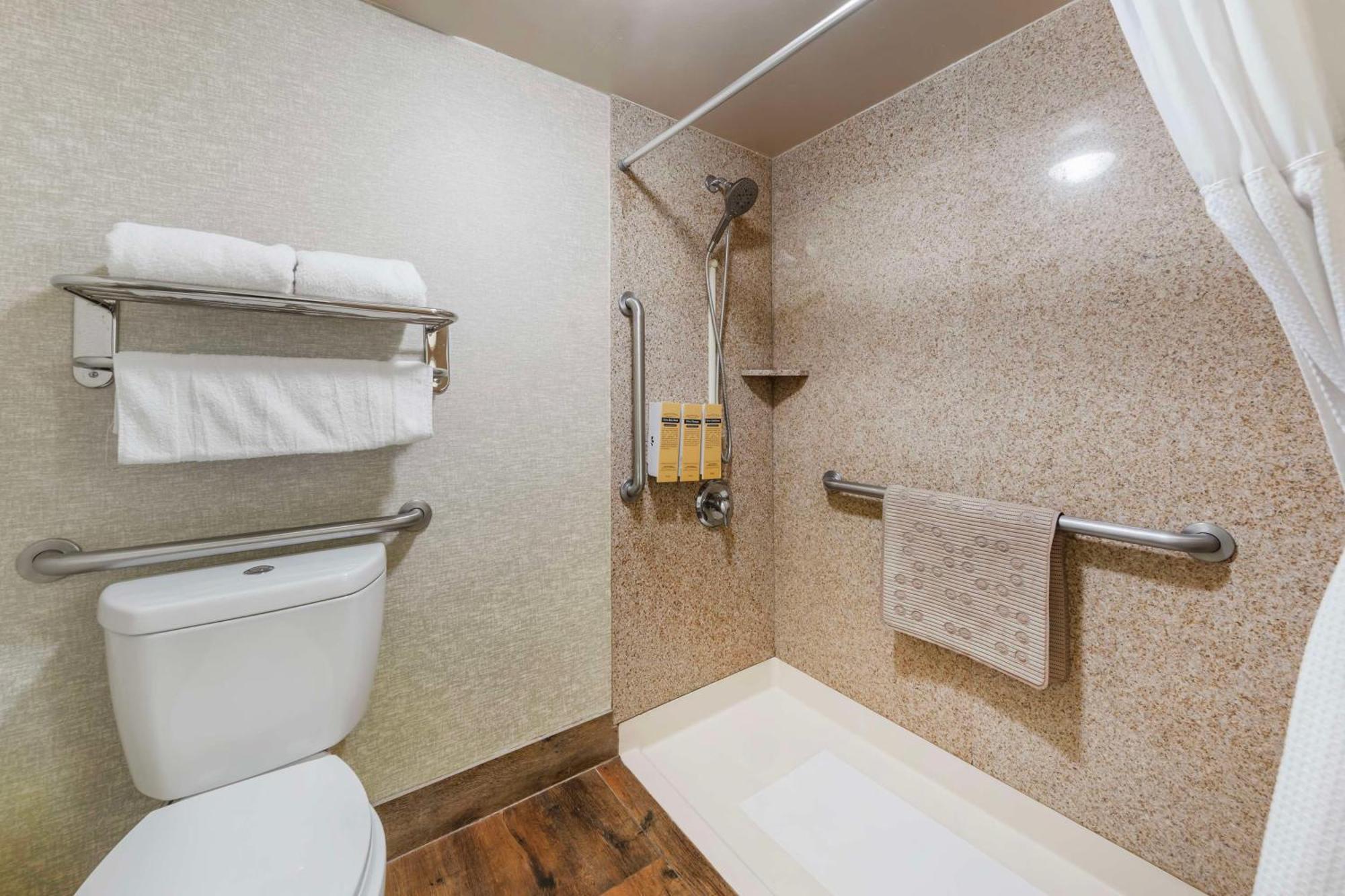 Queen Room with Two Queen Beds and Roll-In Shower - Mobility Accessible/Non-Smoking