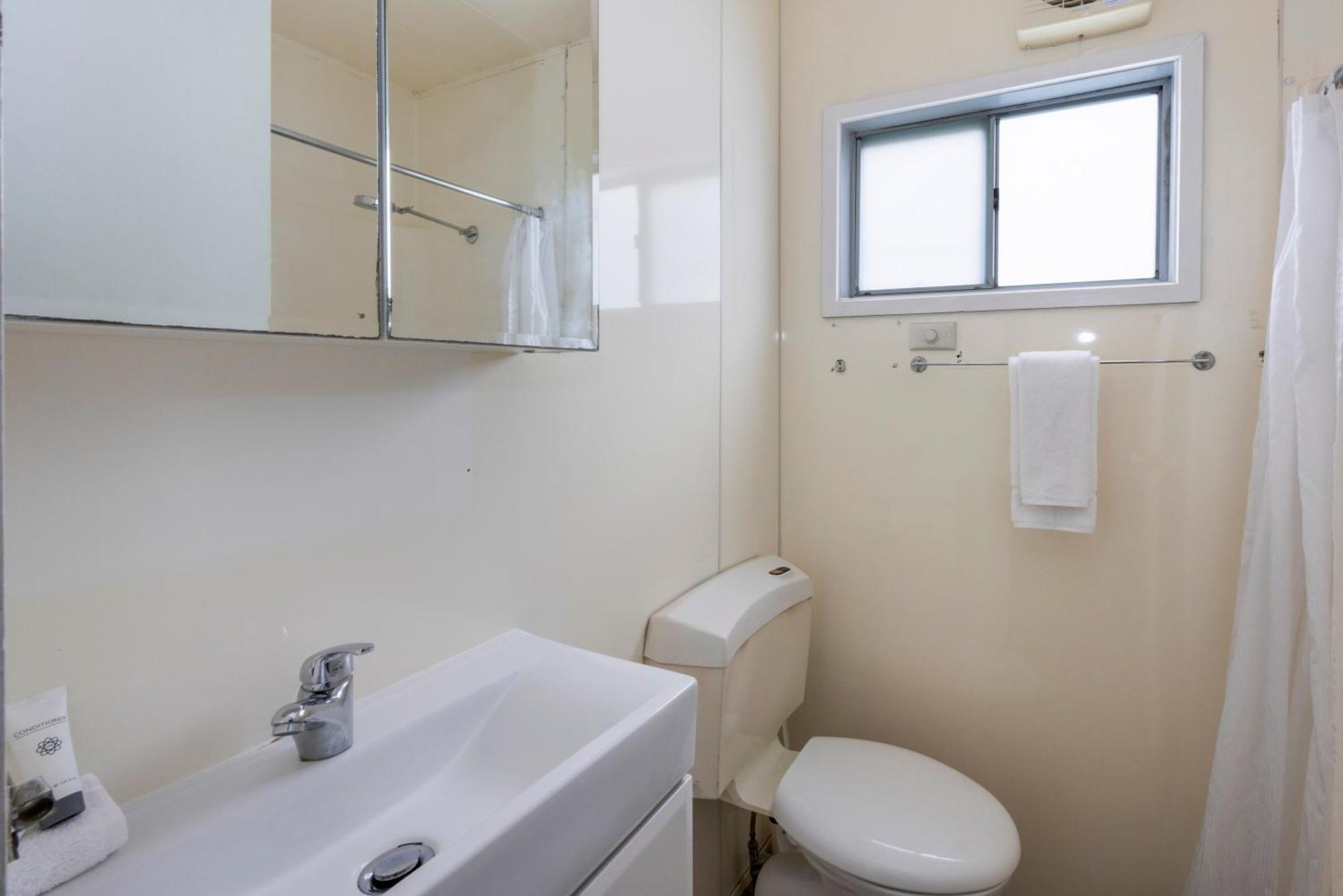 Basic Cabin - Sleeps 3 - Dog Friendly
