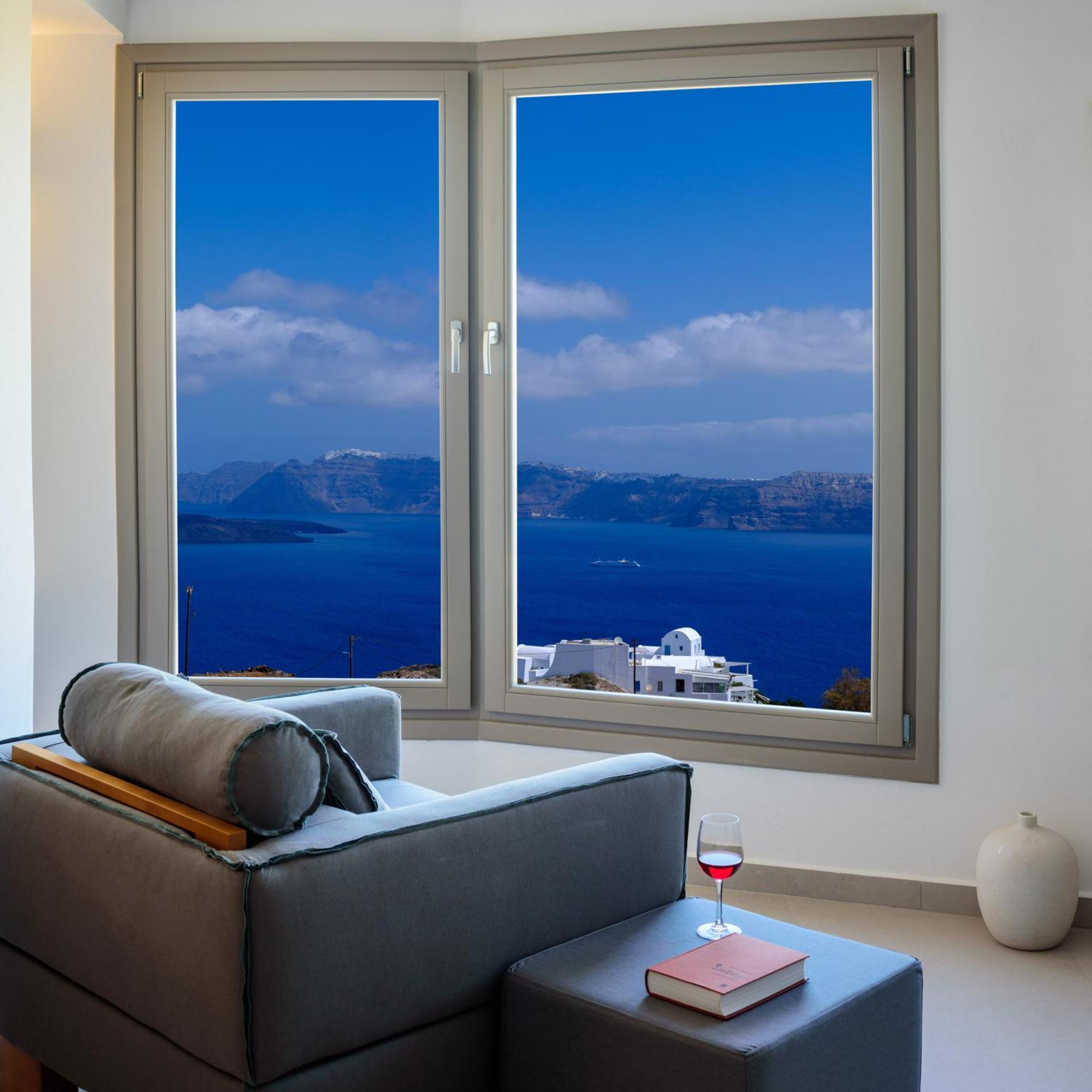 Panorama-Suite mit beheiztem Whirlpool und Blick auf die Caldera