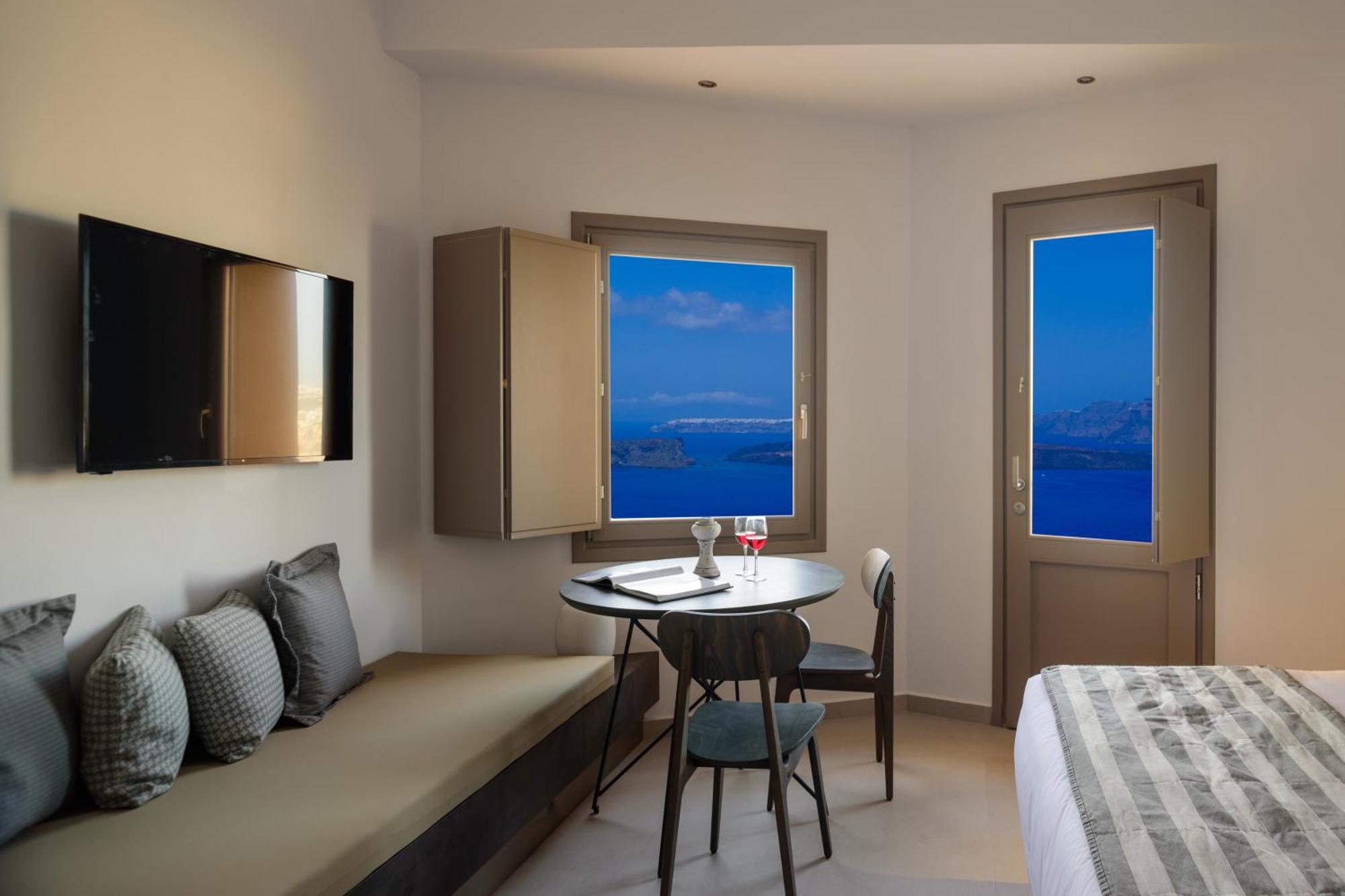 Elegantes Doppelzimmer mit Blick auf die Caldera