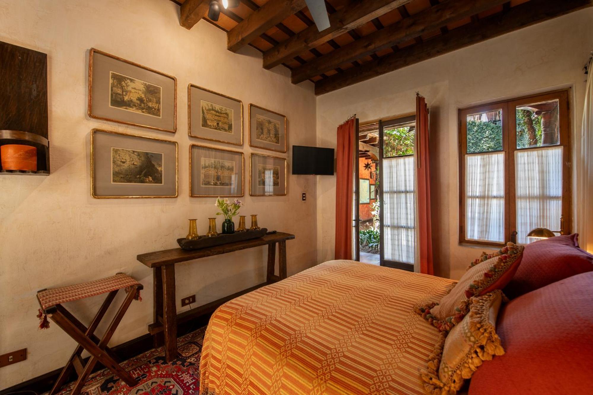 Habitación con cama grande