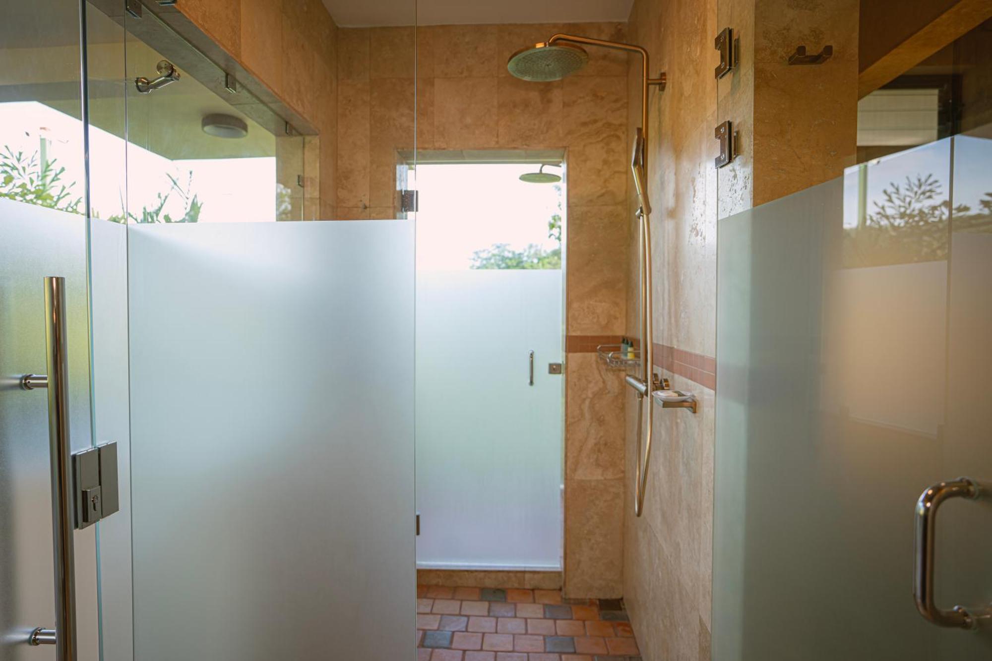 Suite romántica VERANERA con bañera de hidromasaje, área ajardinada - 1 cama extragrande