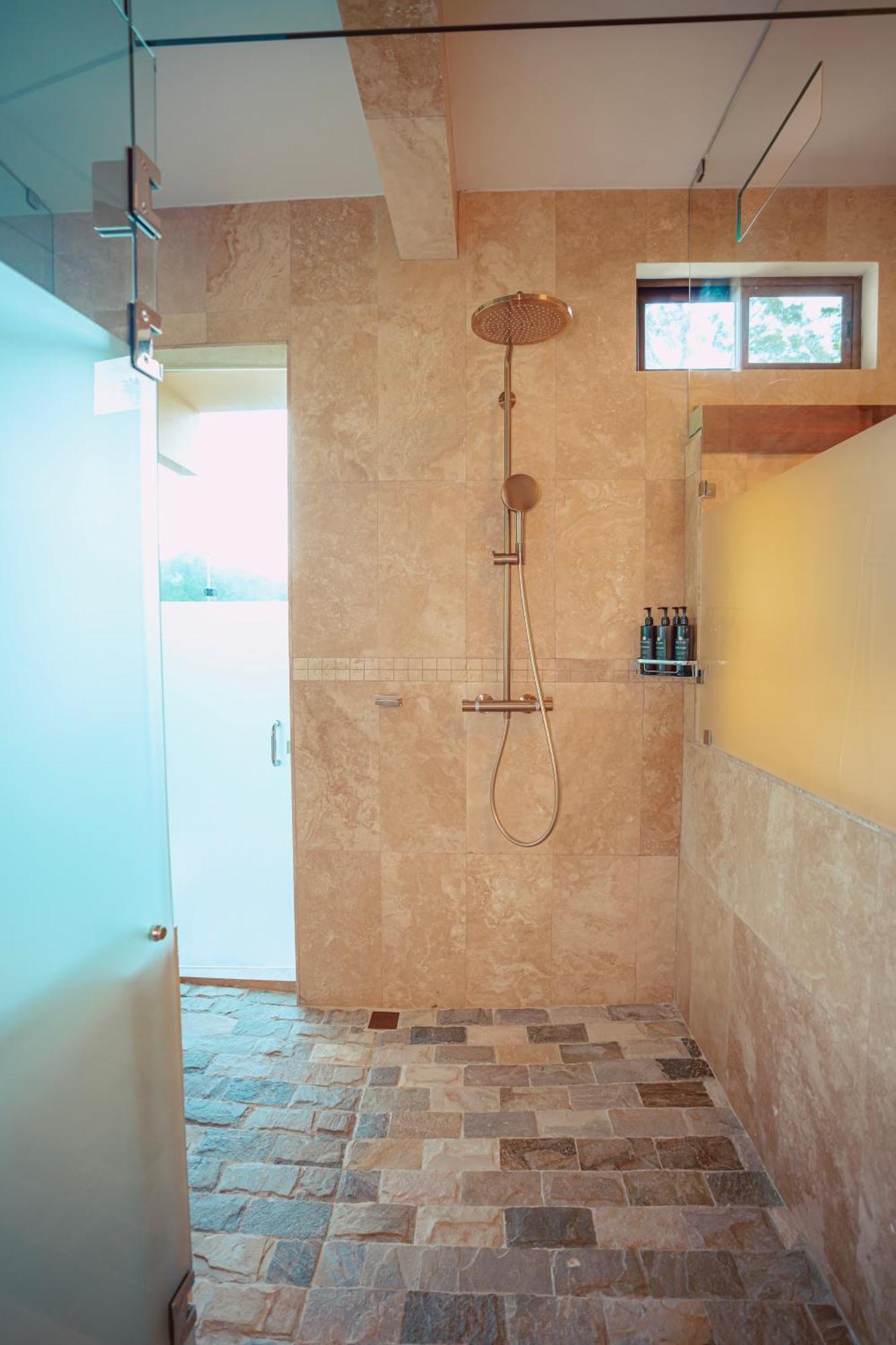 Villa Signature Romántica JADE con vistas al volcán y piscina de aguas termales