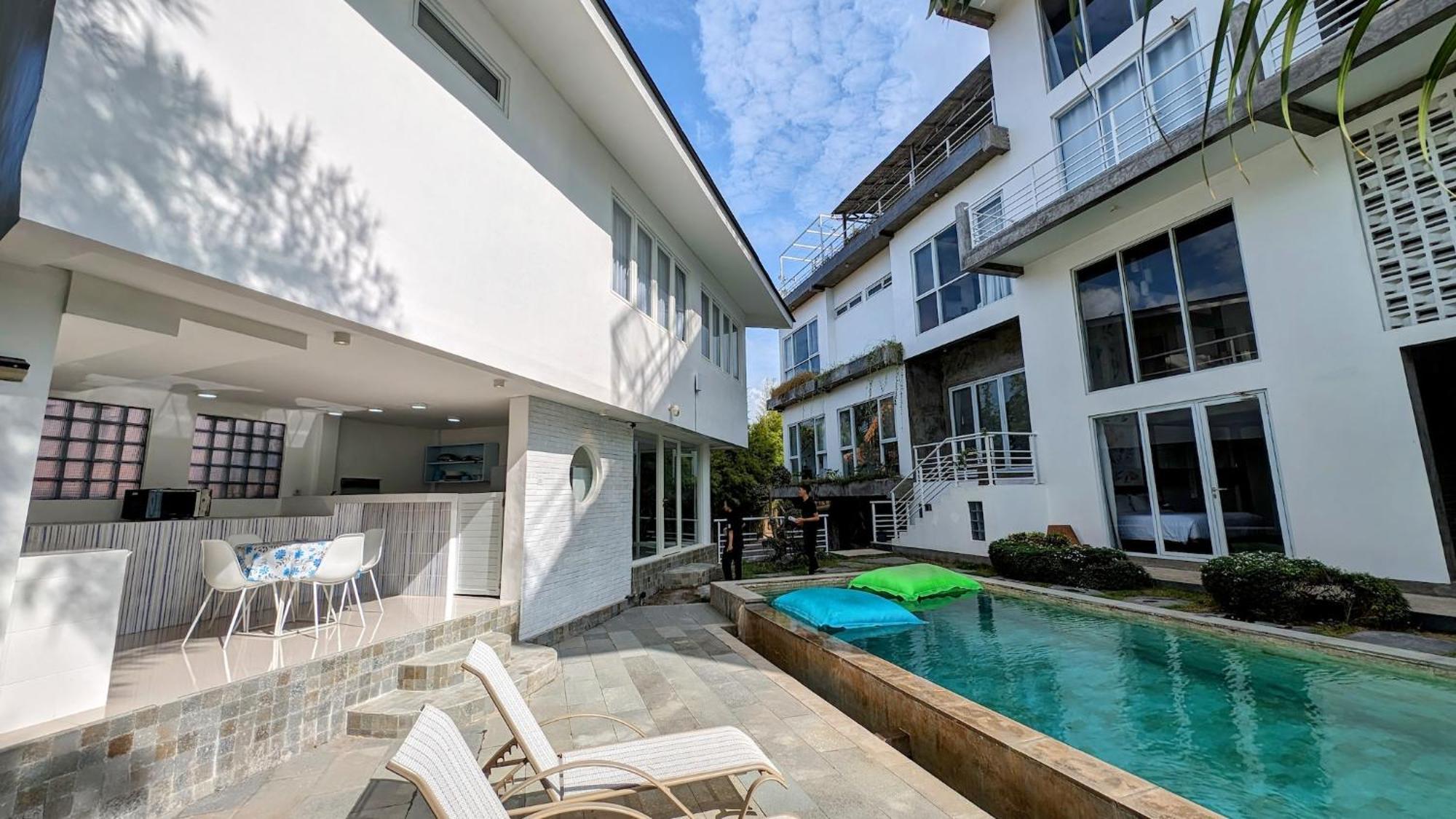 Apartment with Pool View