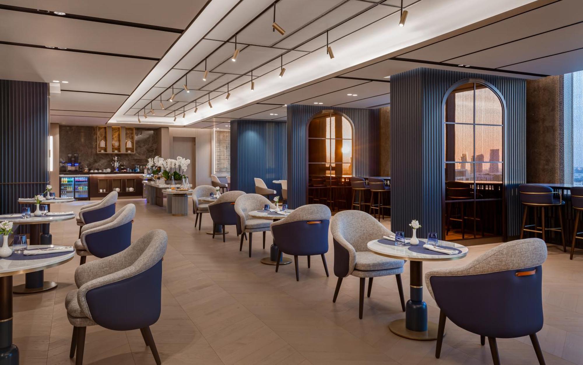 King Suite with Square View and Club Lounge Access