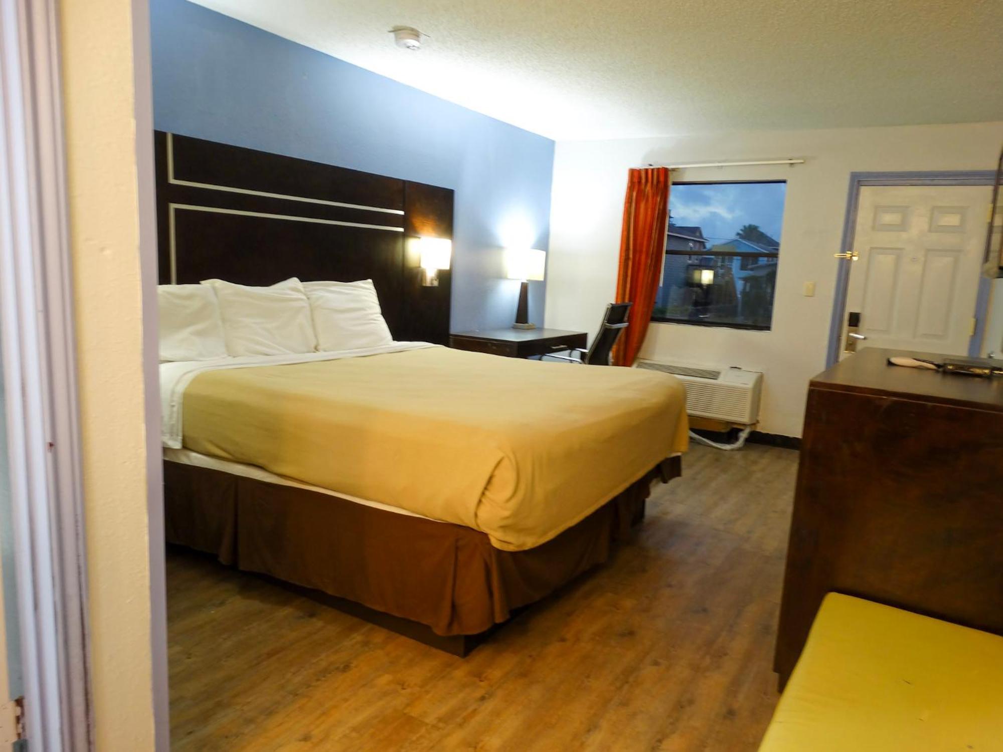 Habitación con cama extragrande.