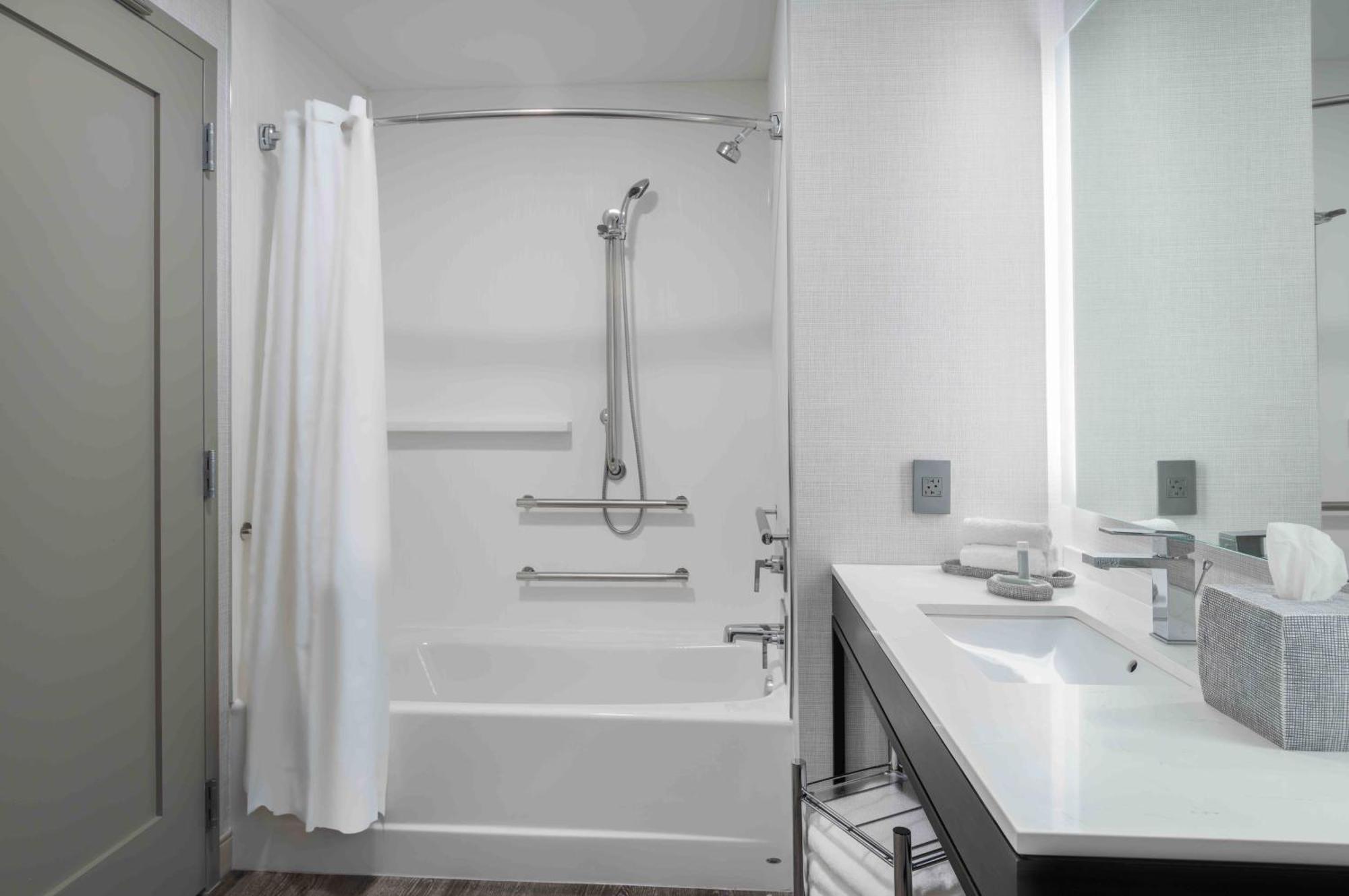 King Studio with Sofa Bed and Adapted Tub - Mobility Accessible