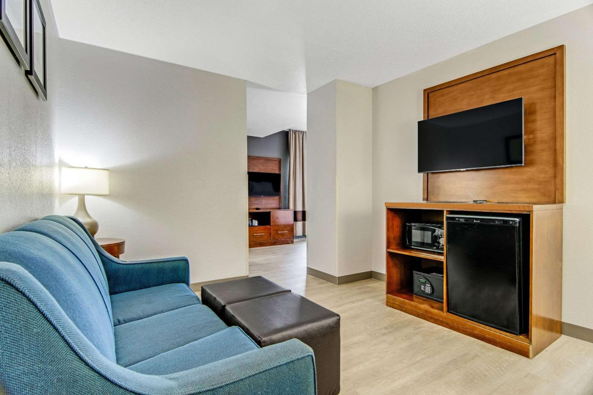 Queen Suite with Two Queen Beds - Non-Smoking