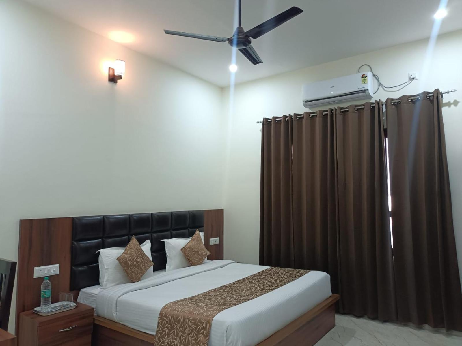 Deluxe Double Room (2 Adults + 1 Child)