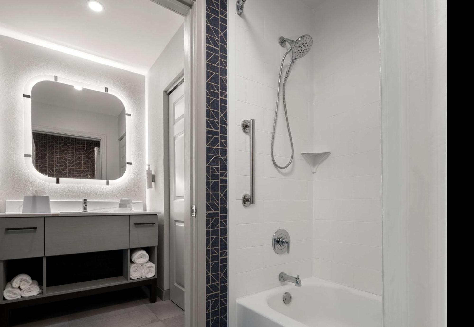 King Suite - Mobility Access/Non-Smoking