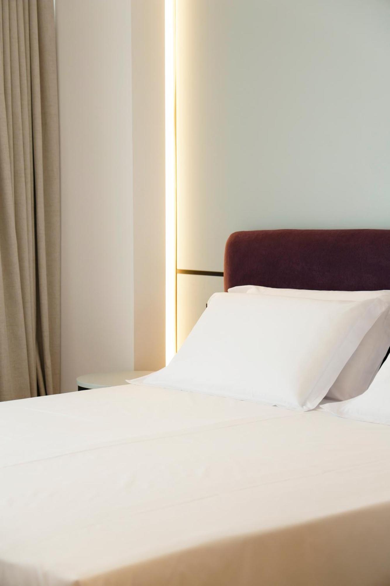 Deluxe Double Room with Side Sea View