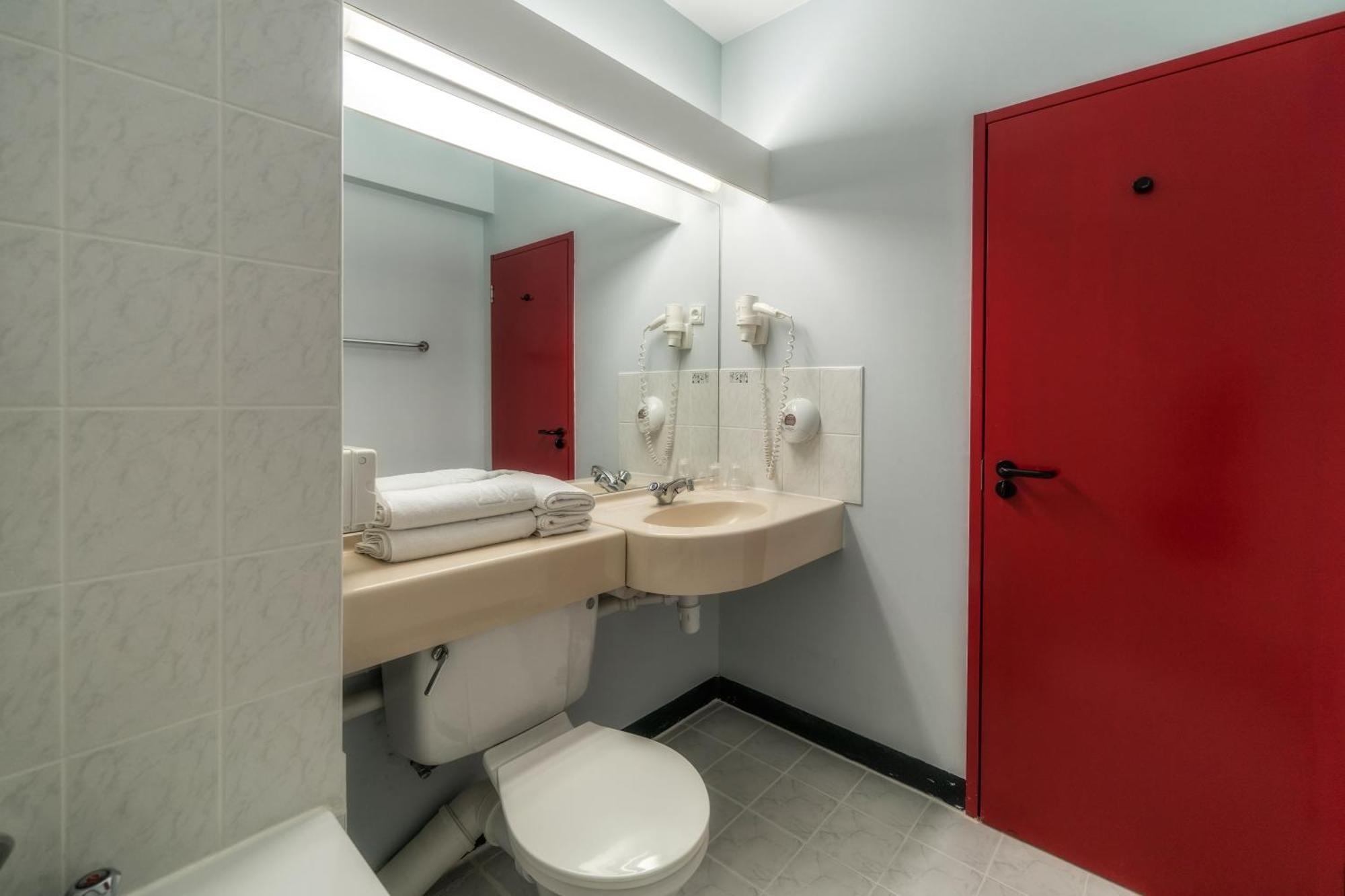 Economy Queen Room