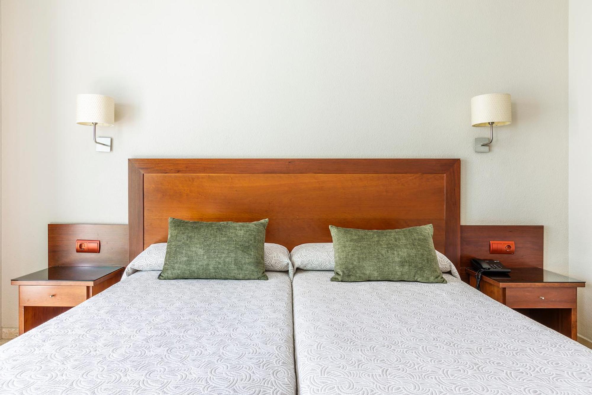 Chambre Triple (2 Adultes & 1 Enfant)