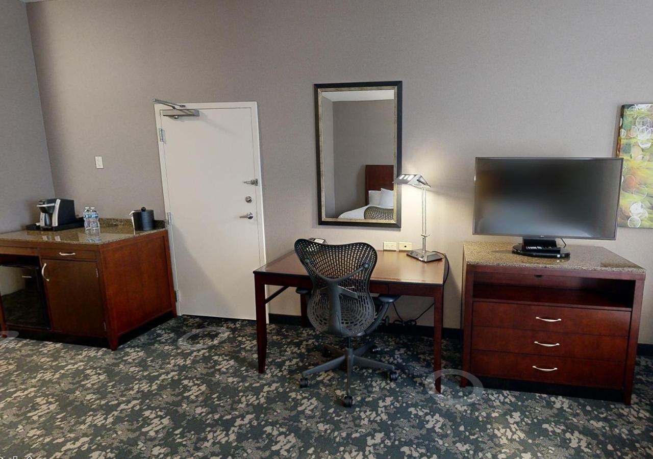 King Room with Roll-In Shower - Mobility Access