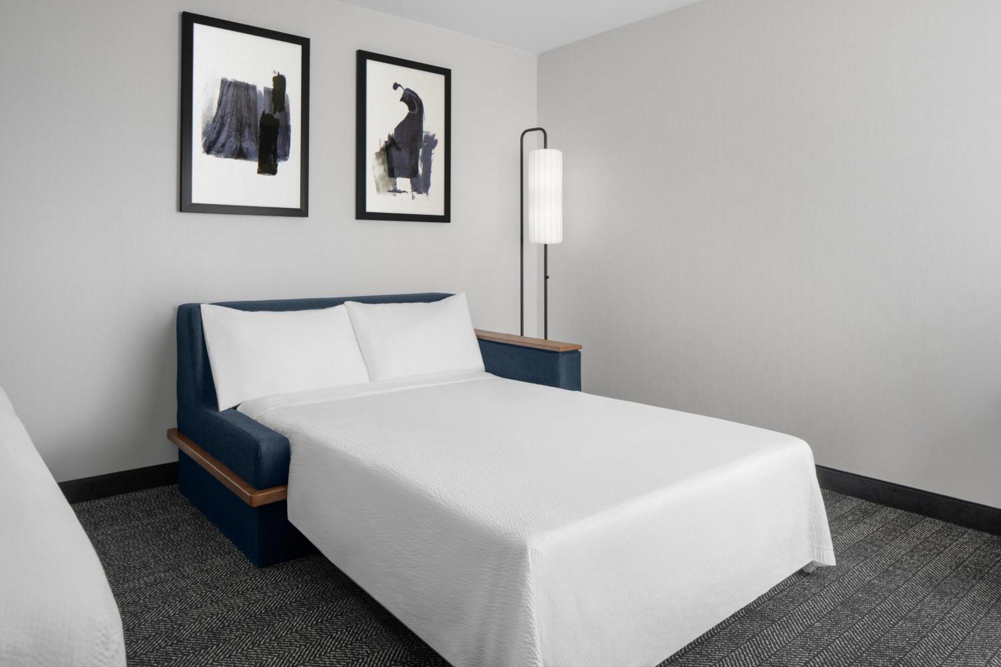 Quarto com Cama King-size e Sofá-cama