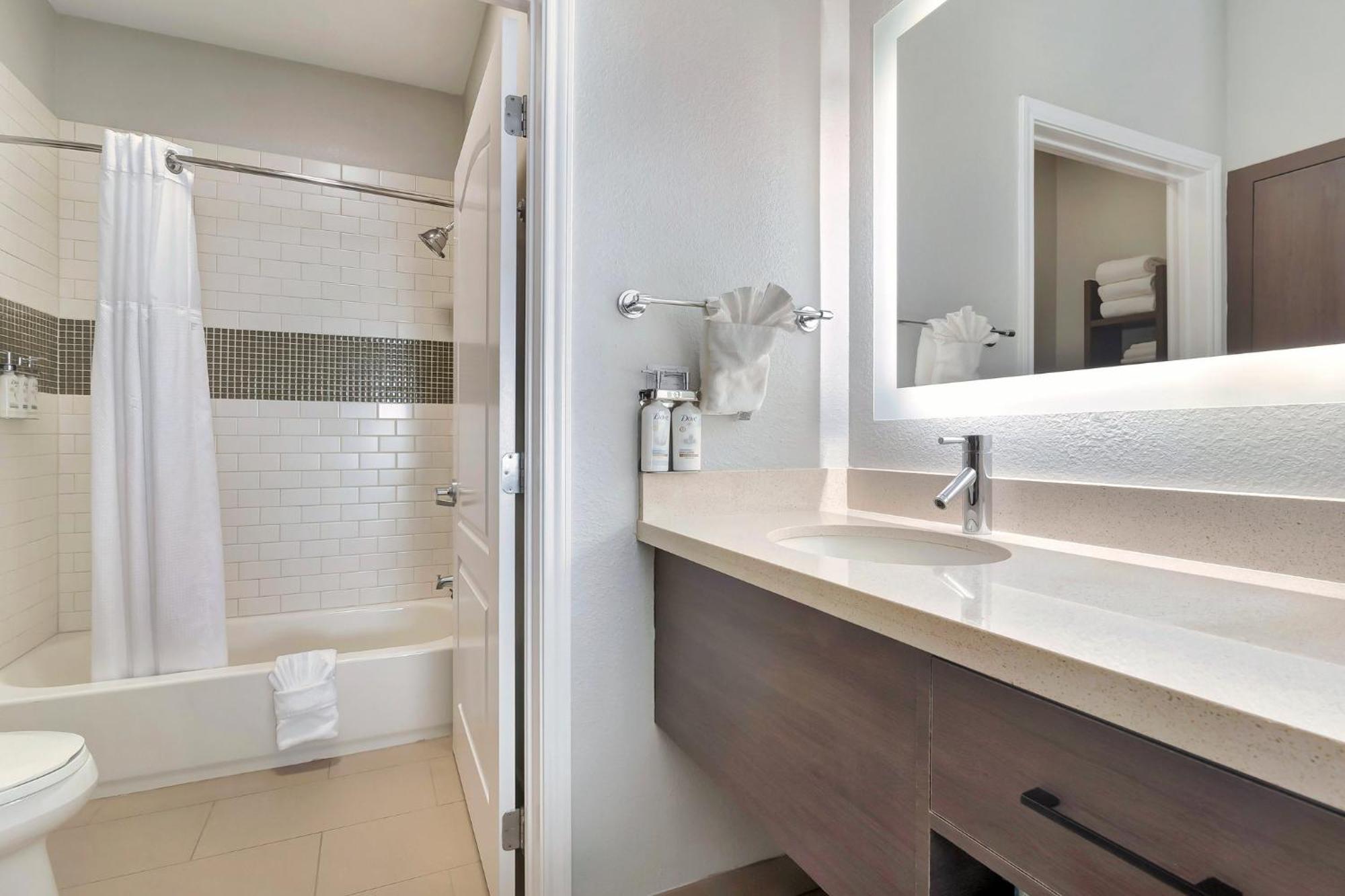 Queen Studio Suite with Bath Tub - Mobility Accessible - Non-Smoking