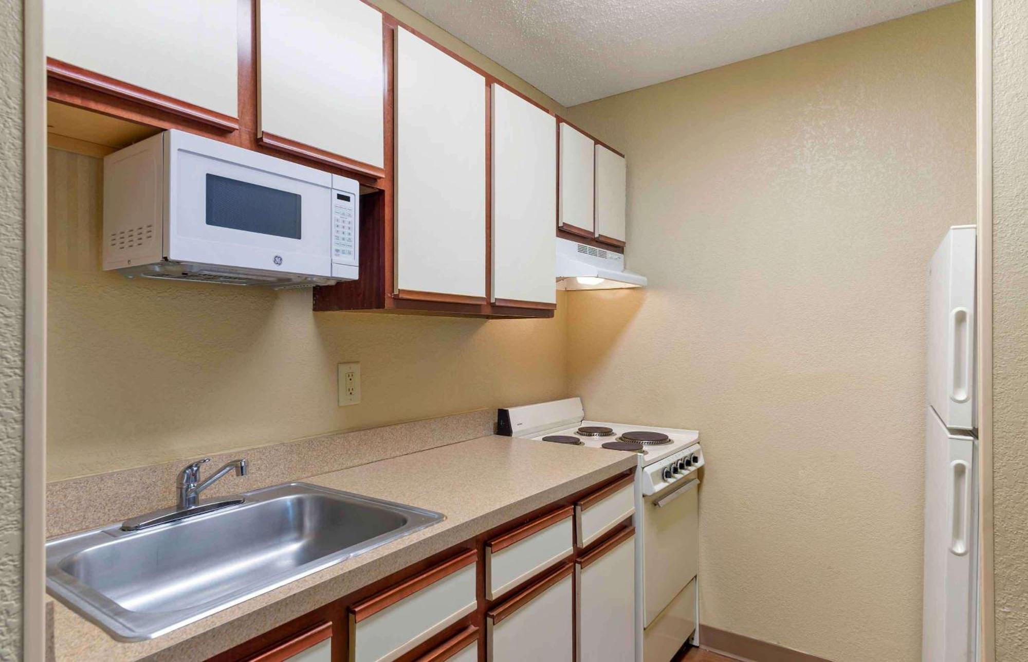 Deluxe Studio with 1 Queen Bed - Non-Smoking