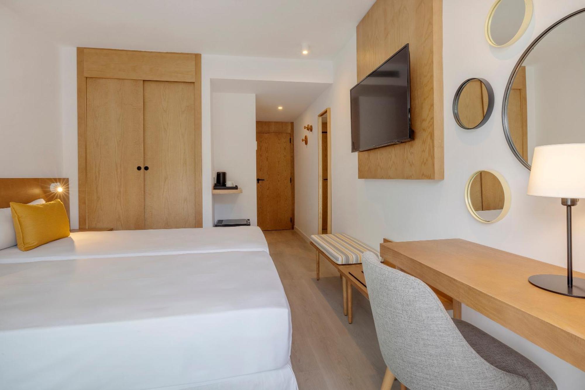 Twin Room with Balcony and Beach View,1592149819:JPEG