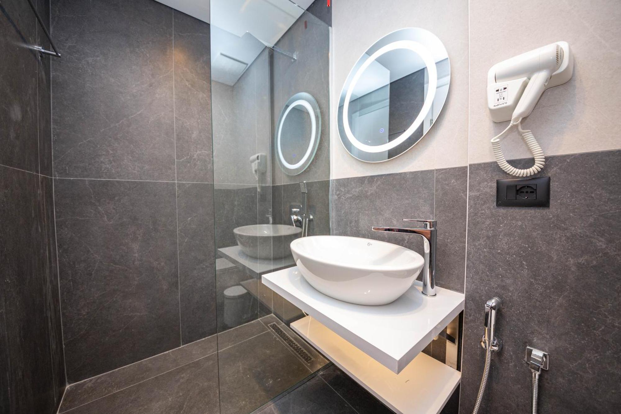 Deluxe Double/Twin Room with Side Sea View