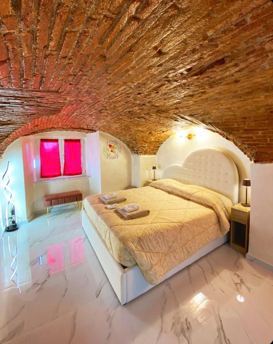 Habitación con cama extragrande y bañera de hidromasaje