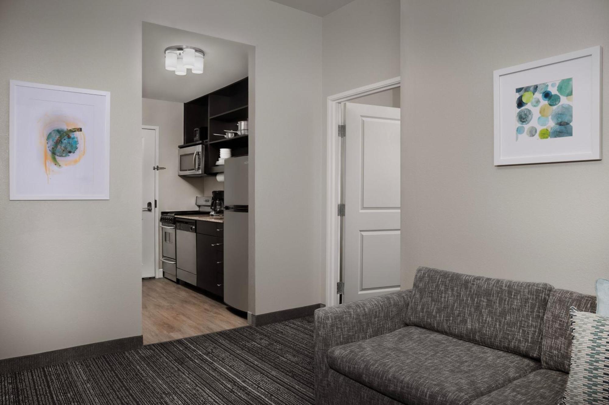 One-Bedroom Queen Suite