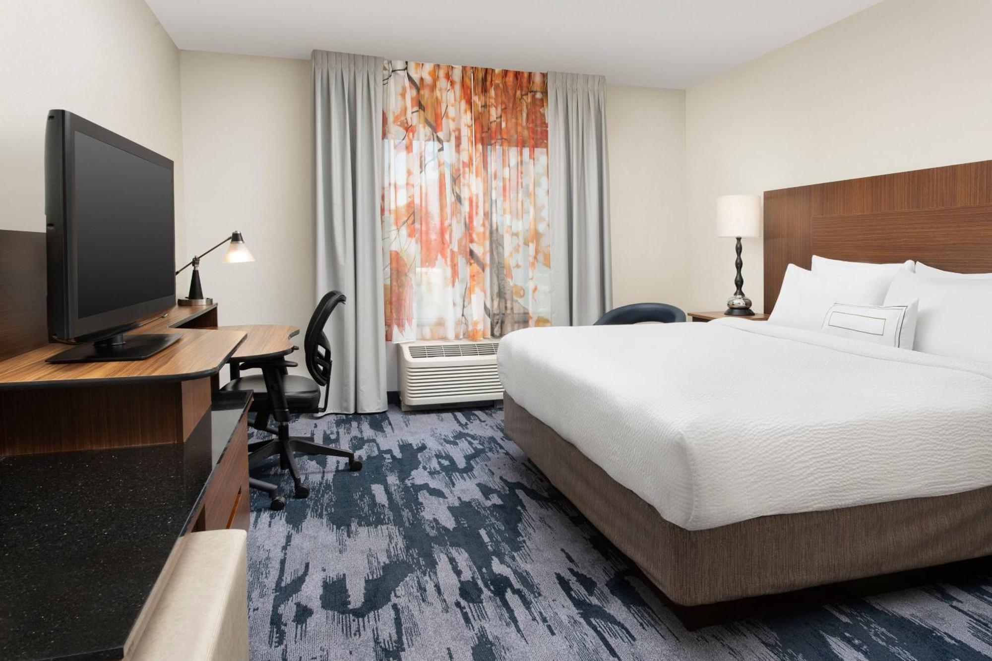 King Room with Roll-In Shower - Mobility Accessible