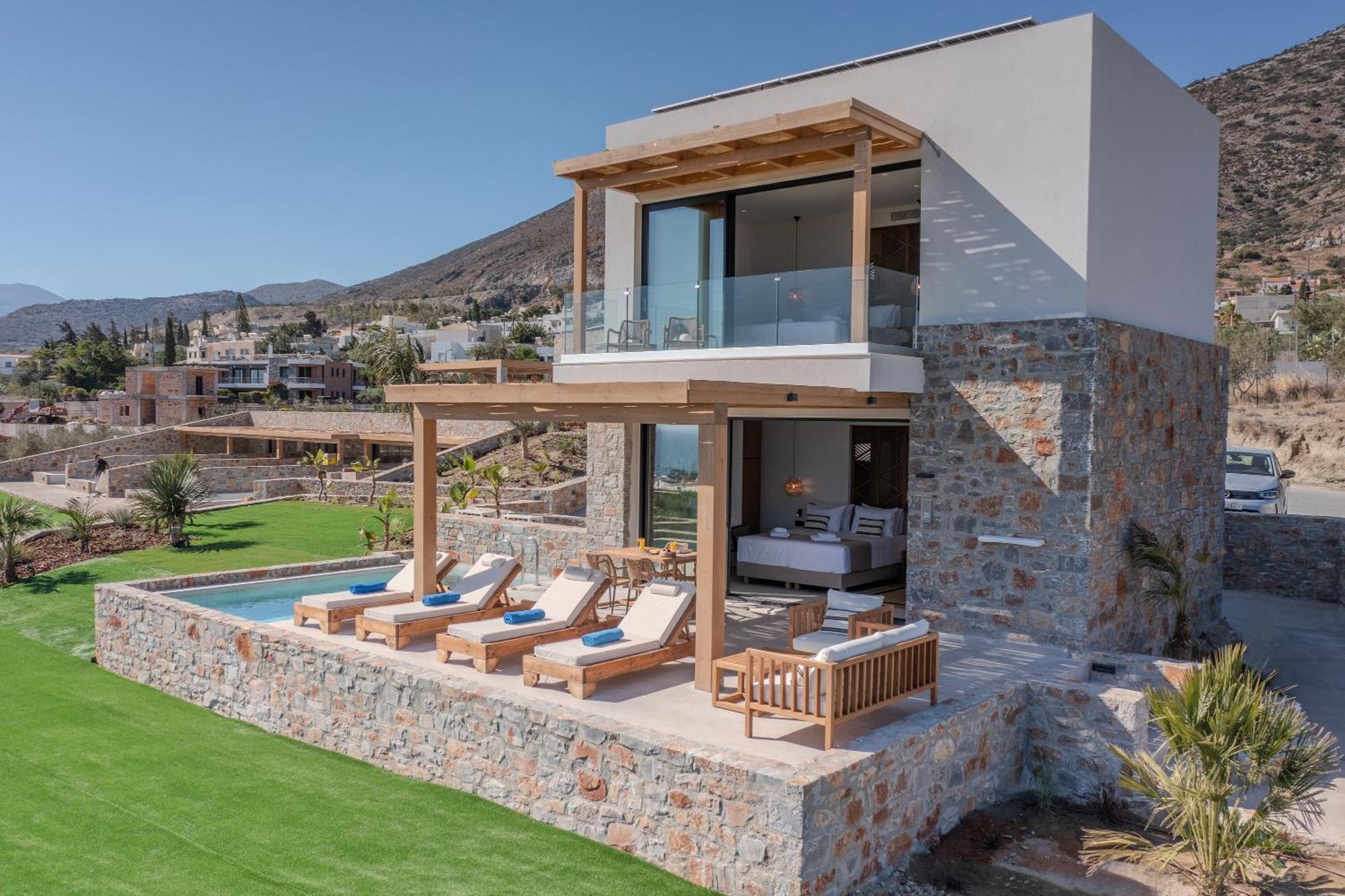 Deluxe Two-Storey Suite with Private Heated Pool