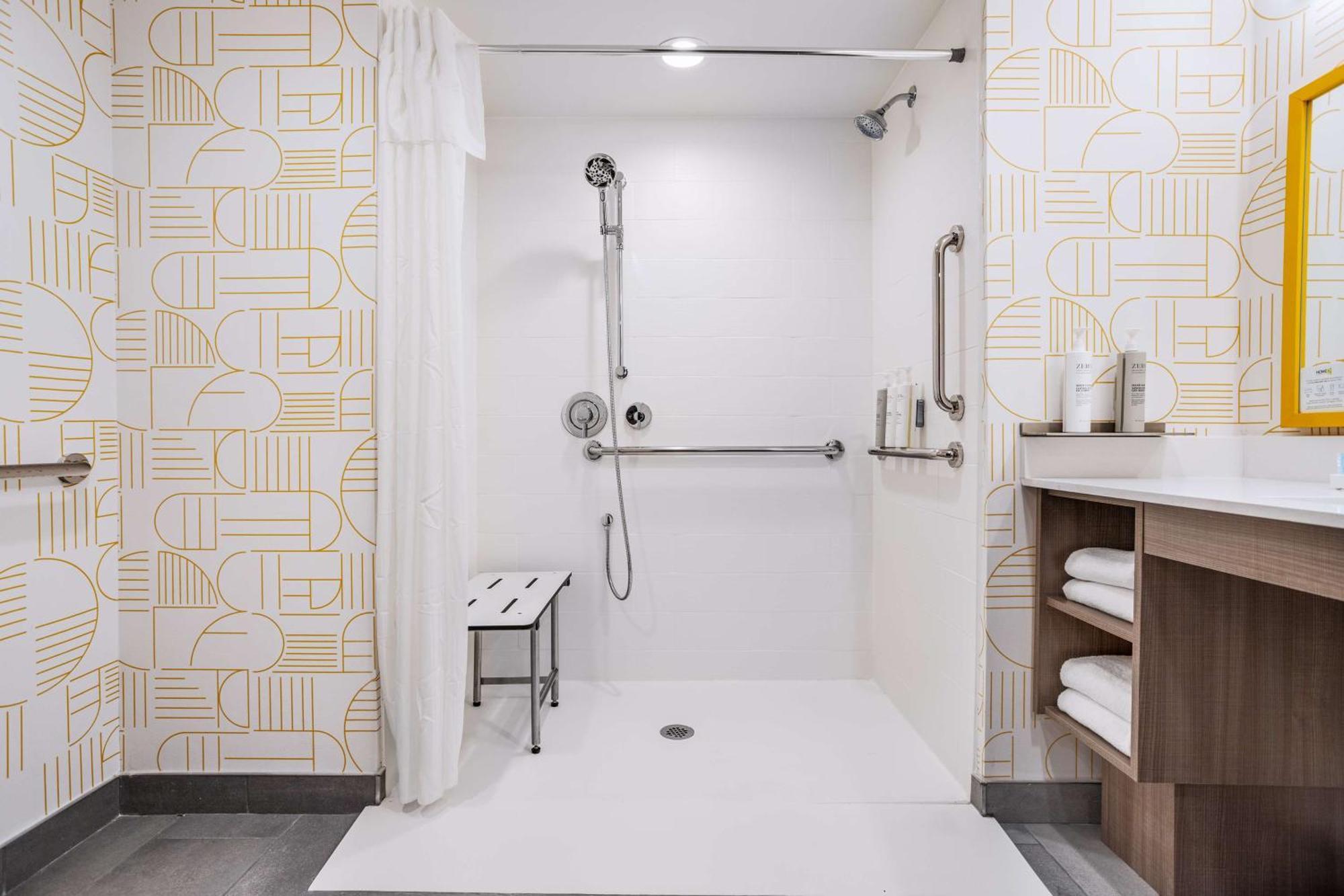 Suite Estudio con cama extragrande y ducha a ras de suelo - Adaptada para personas con movilidad reducida