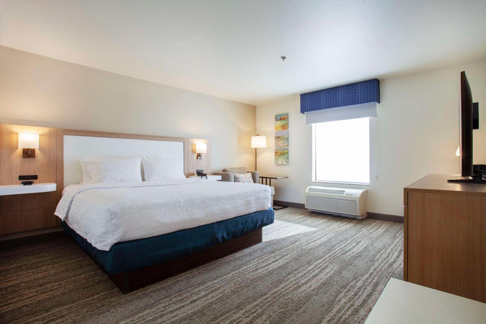 King Room with King Bed - Non-Smoking