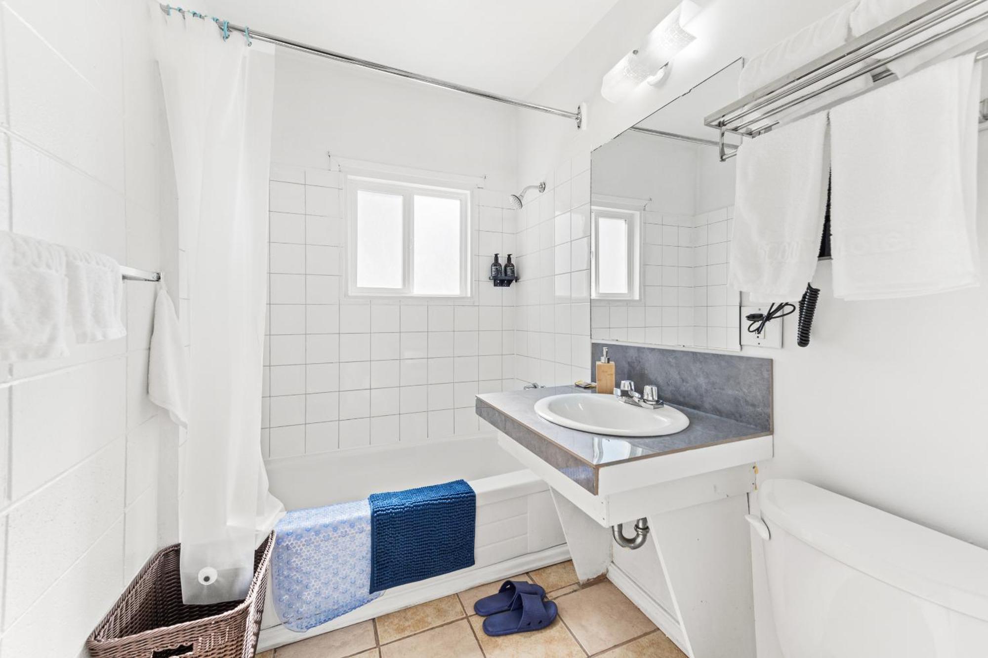 Family Suite-Full Kitchen