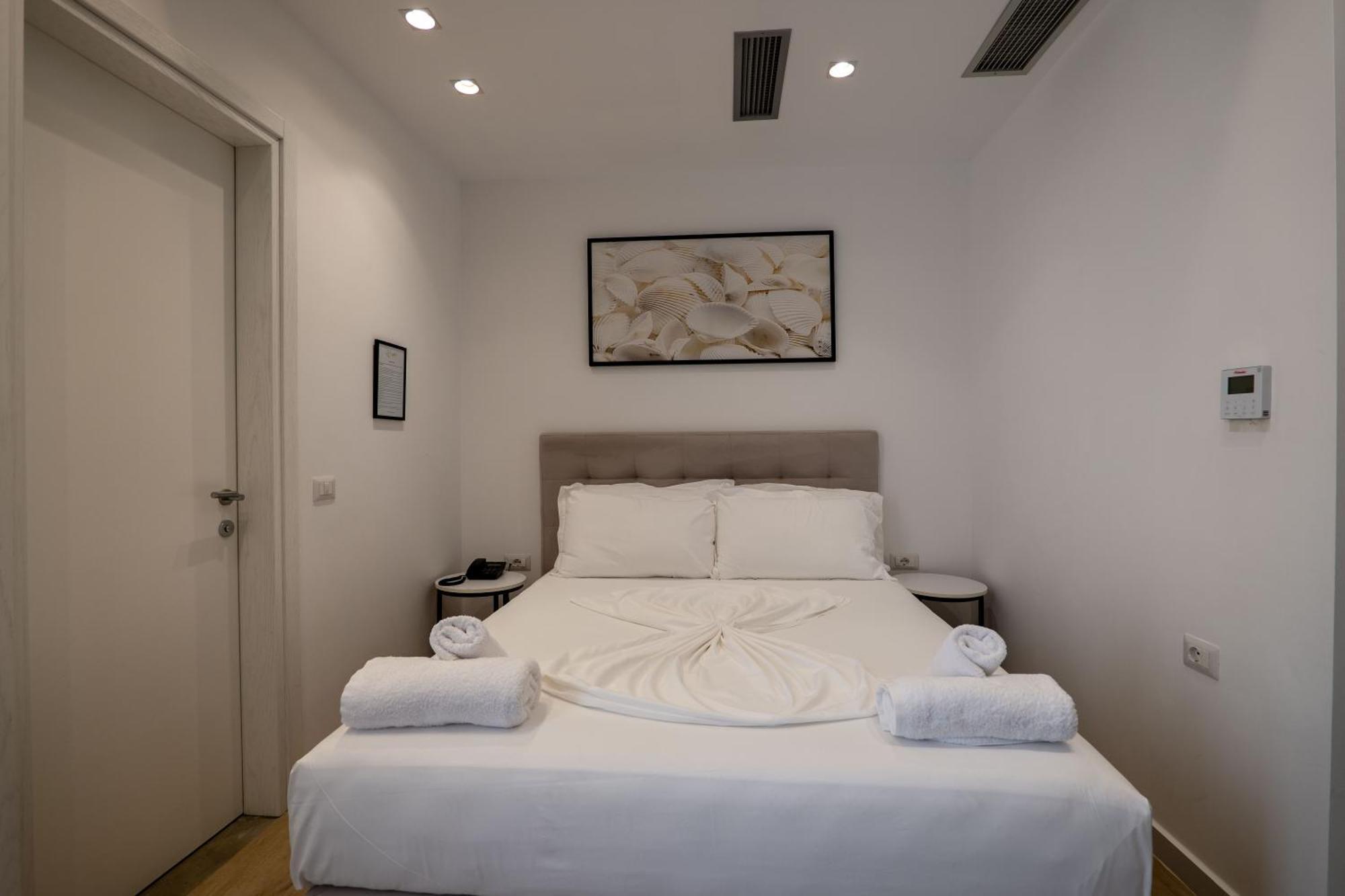 Deluxe Double Room with Side Sea View