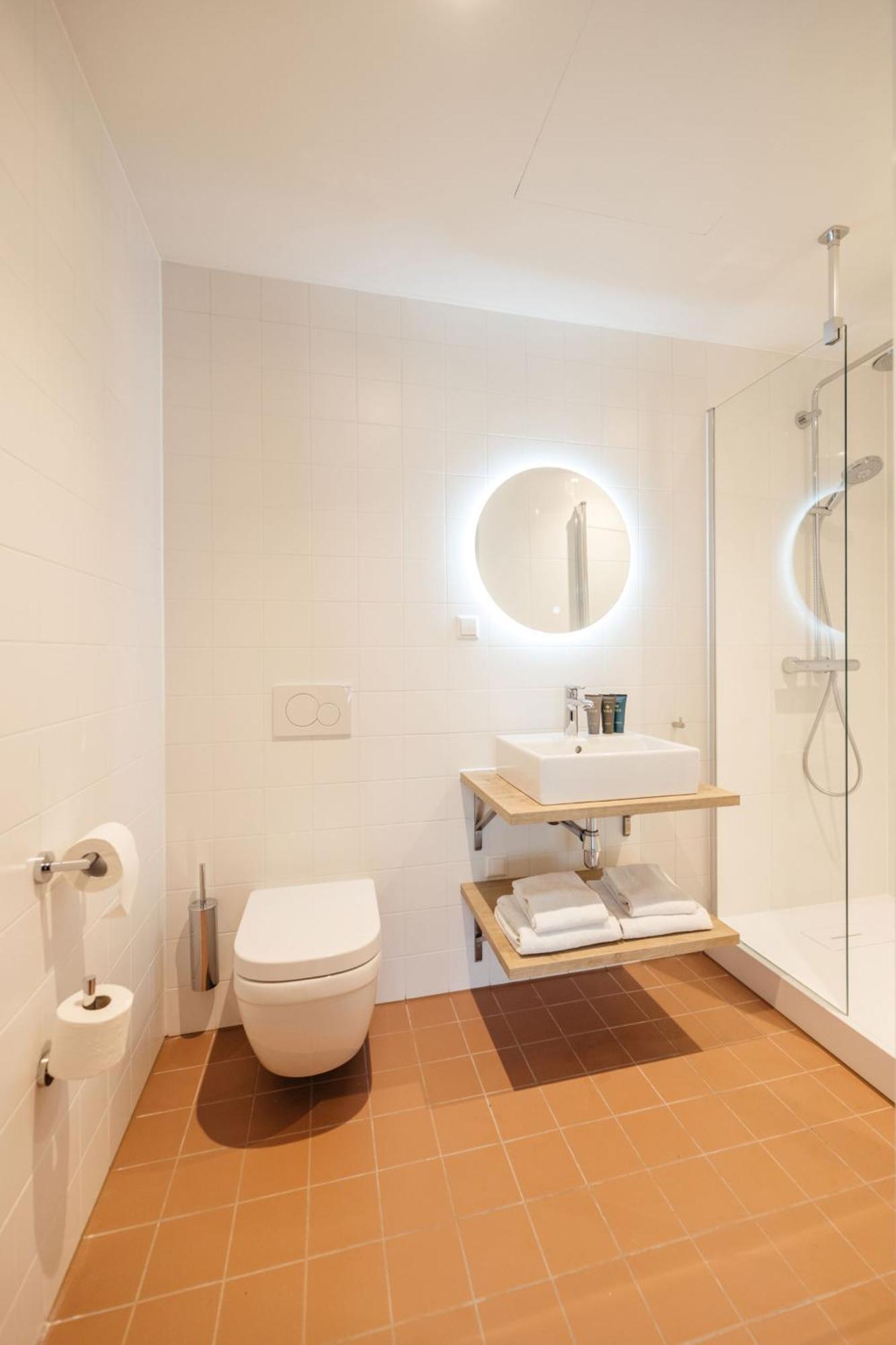 Large 1 Bedroom Apartment