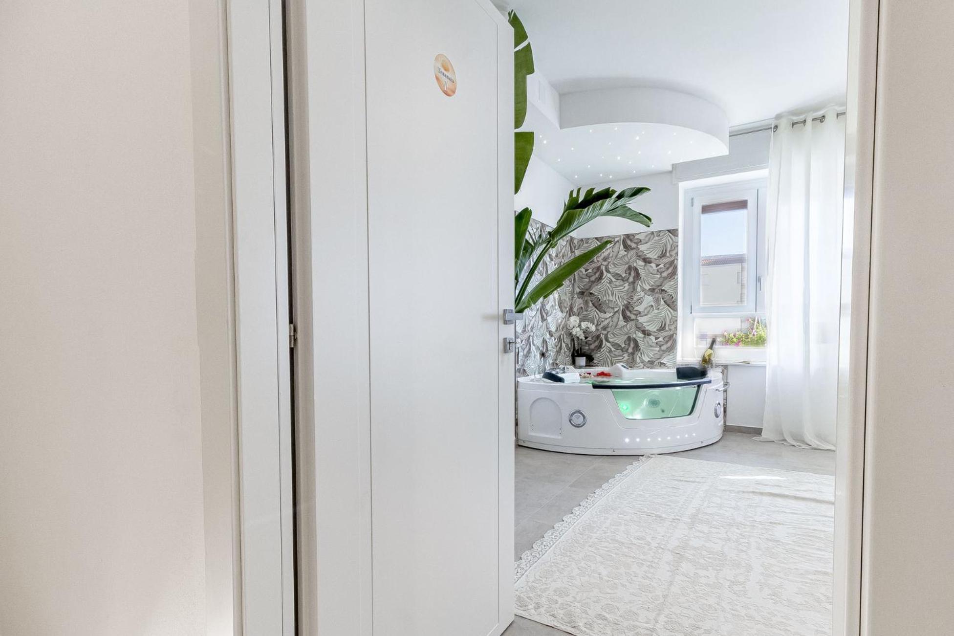 Zimmer mit Kingsize-Bett und Whirlpool