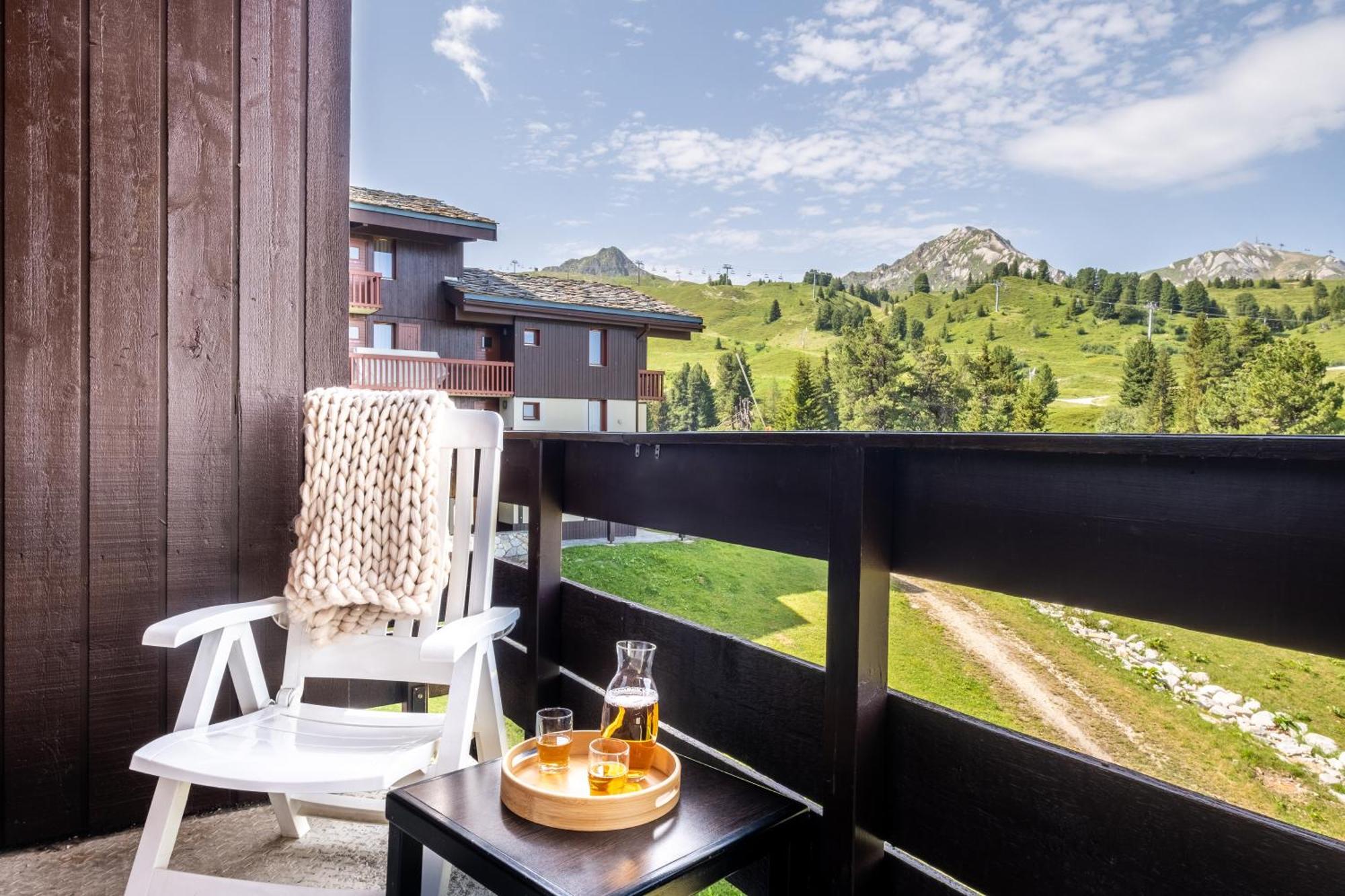 Two-Bedroom Apartment Sleeping Alcove (8 People) Mountain View