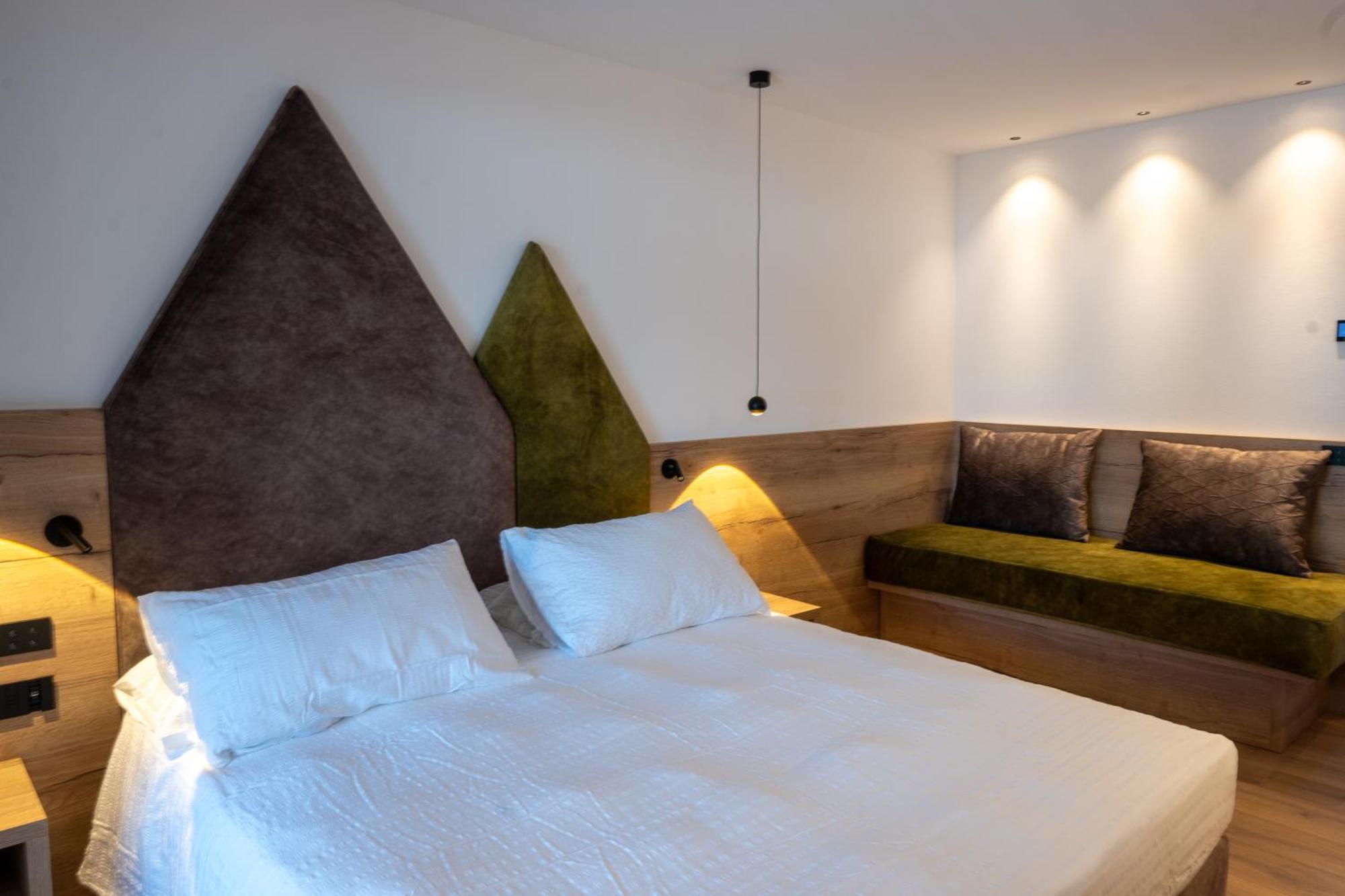 Deluxe Double Room (2 Adults + 1 Child)