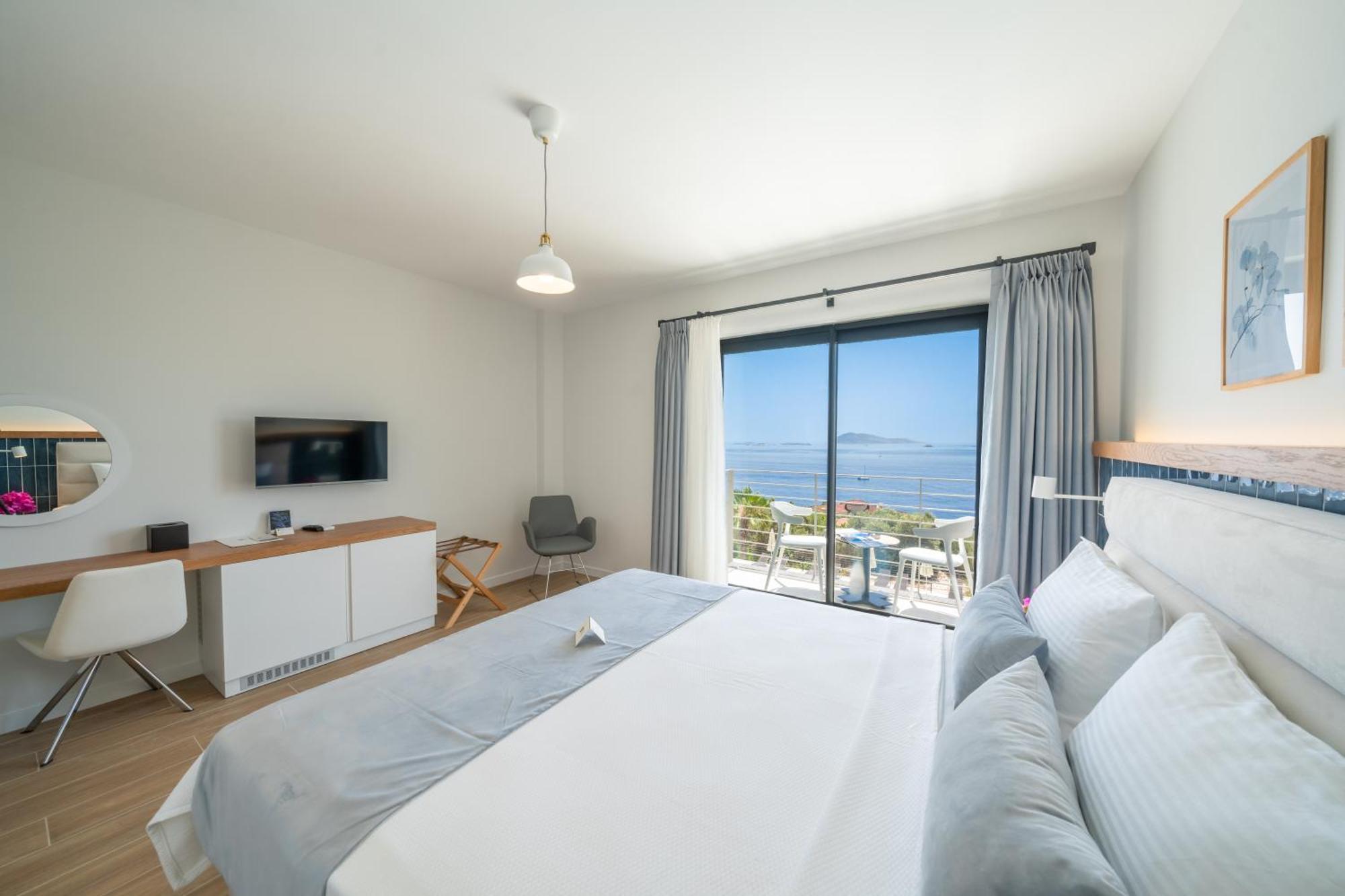 Deluxe Double Room (2 Adults + 1 Child)