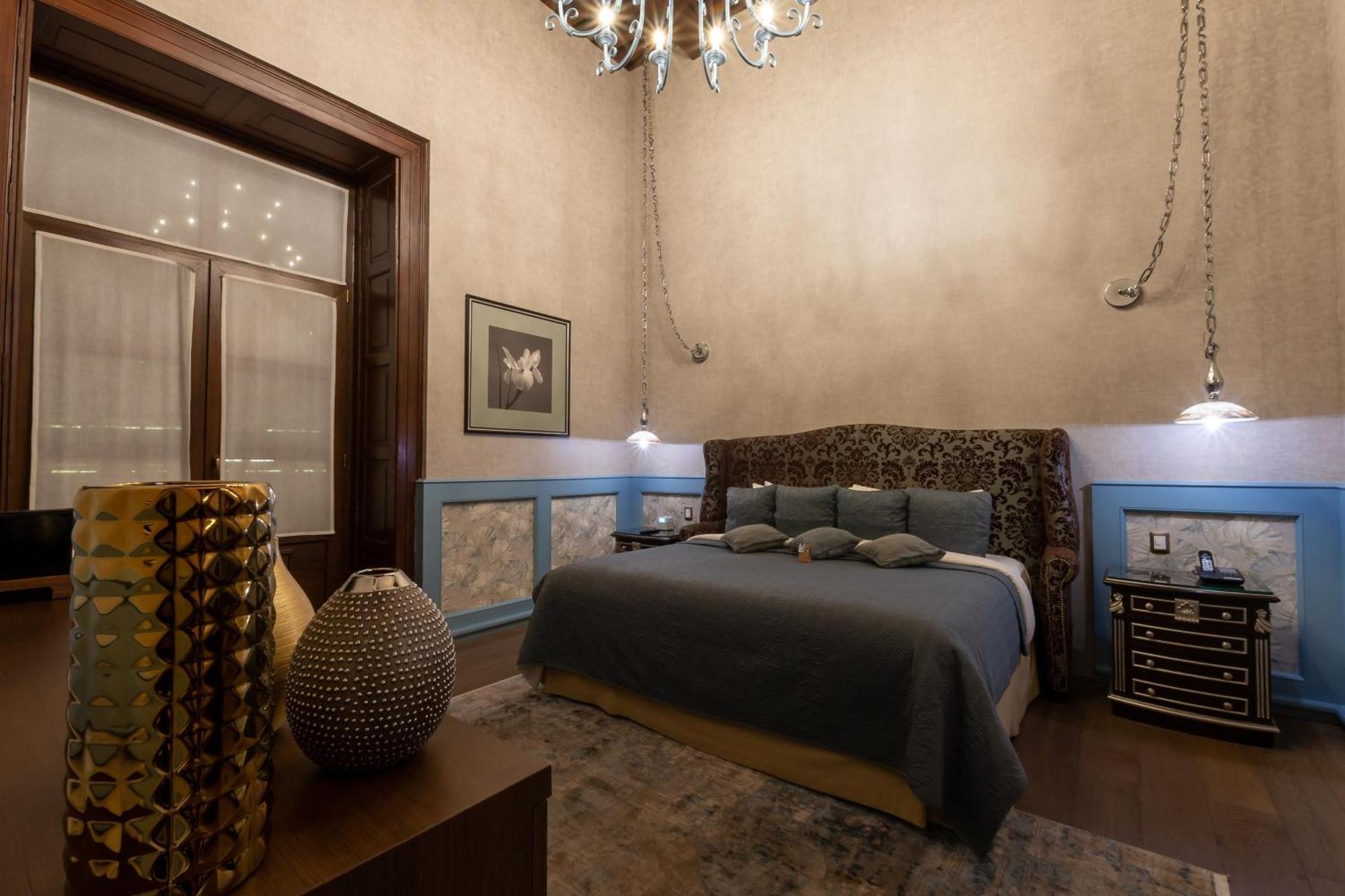 Master Suite with Balcony - Victoria