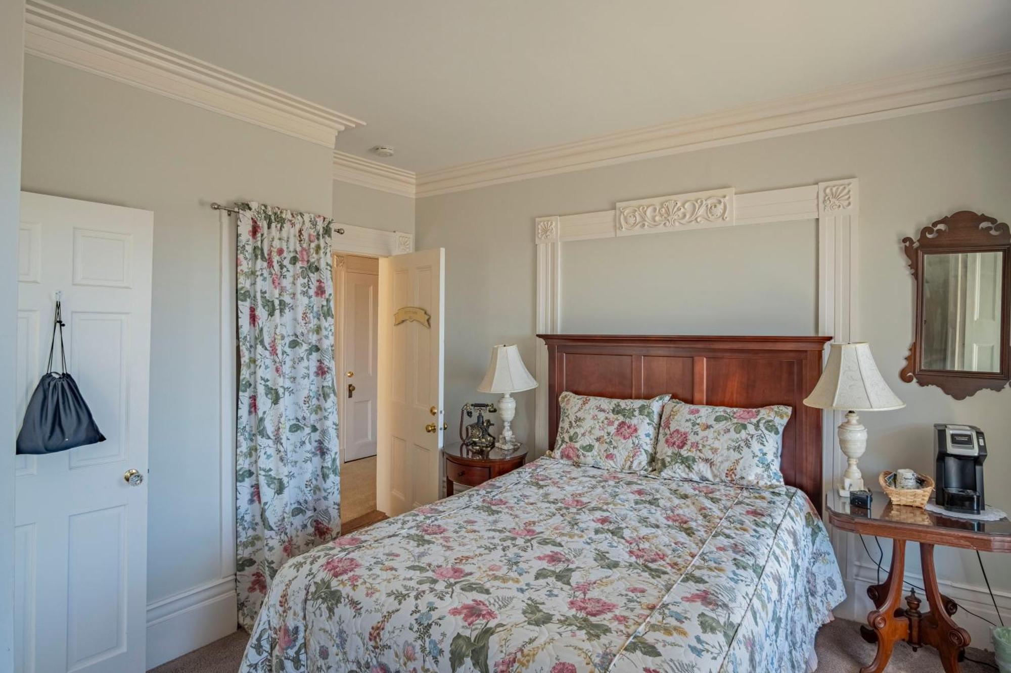 Queen Room Garden View Bulfinch or Main House