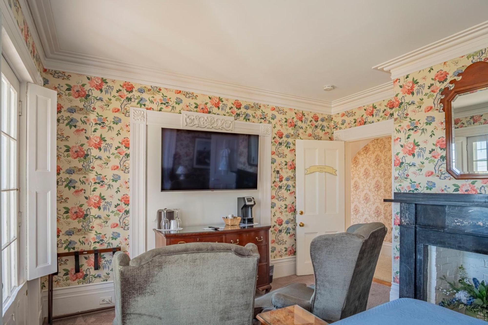Queen Room Garden View Bulfinch or Main House